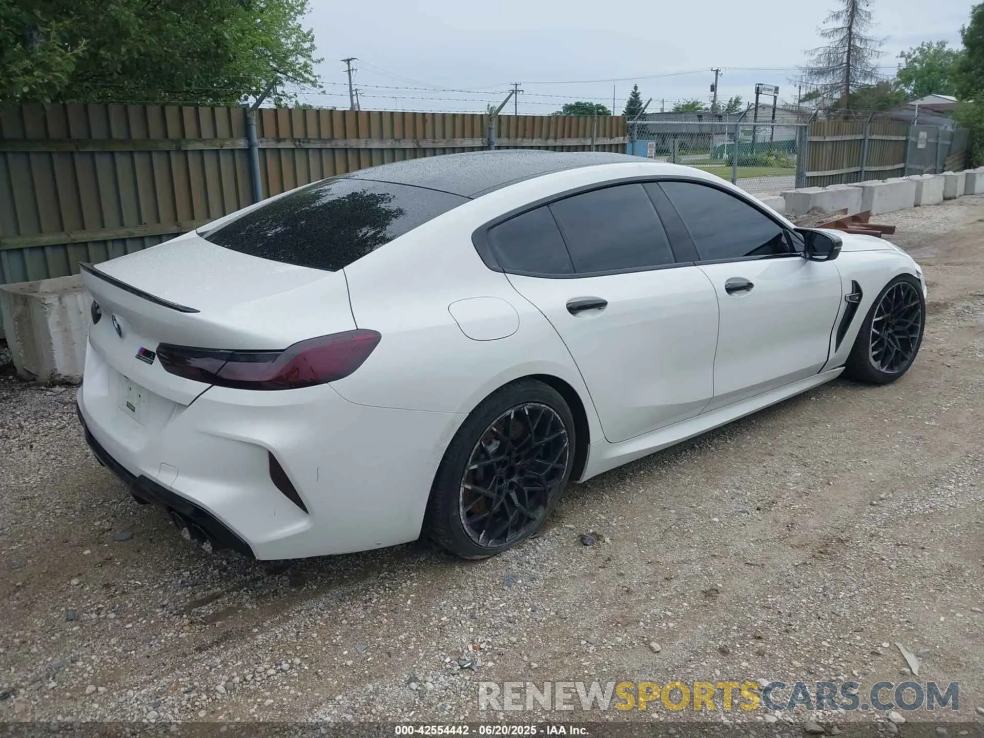 4 Photograph of a damaged car WBSGV0C02MCF33723 BMW M8 GRAN COUPE 2021