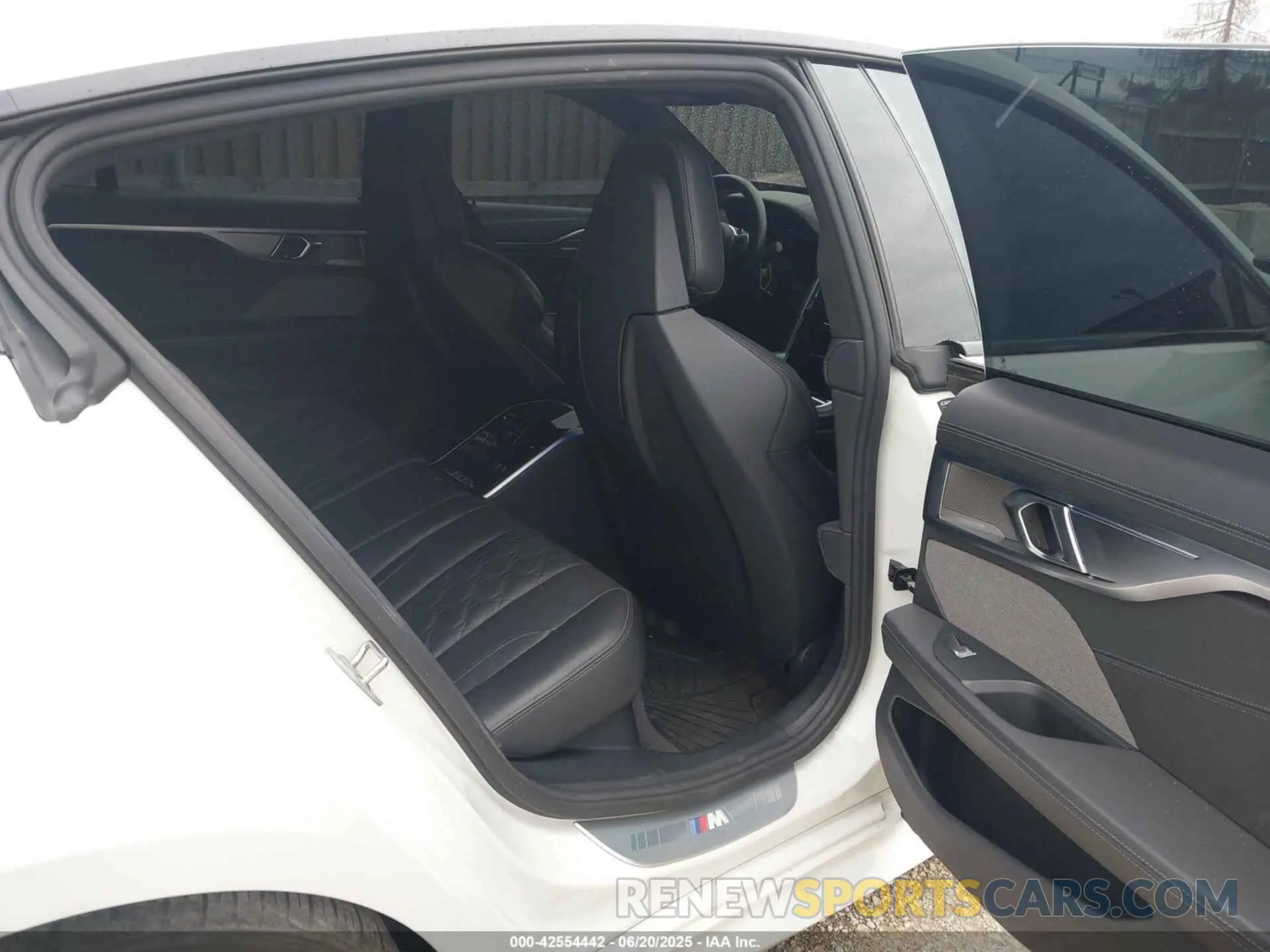 8 Photograph of a damaged car WBSGV0C02MCF33723 BMW M8 GRAN COUPE 2021