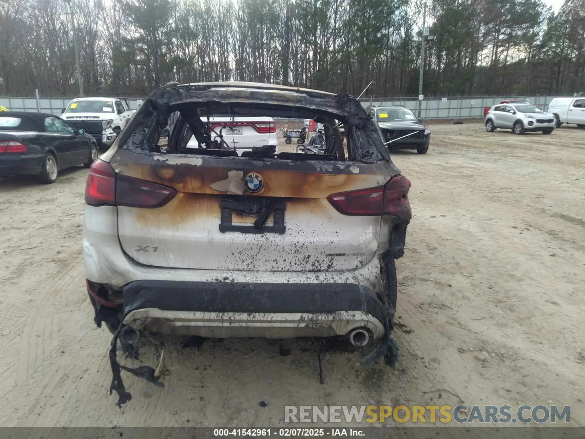 15 Photograph of a damaged car WBXJG7C03L5R51131 BMW X1 2020