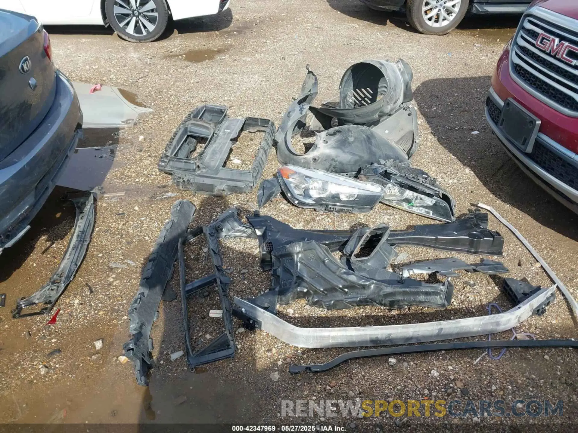 12 Photograph of a damaged car WBXJG7C04L5R54328 BMW X1 2020