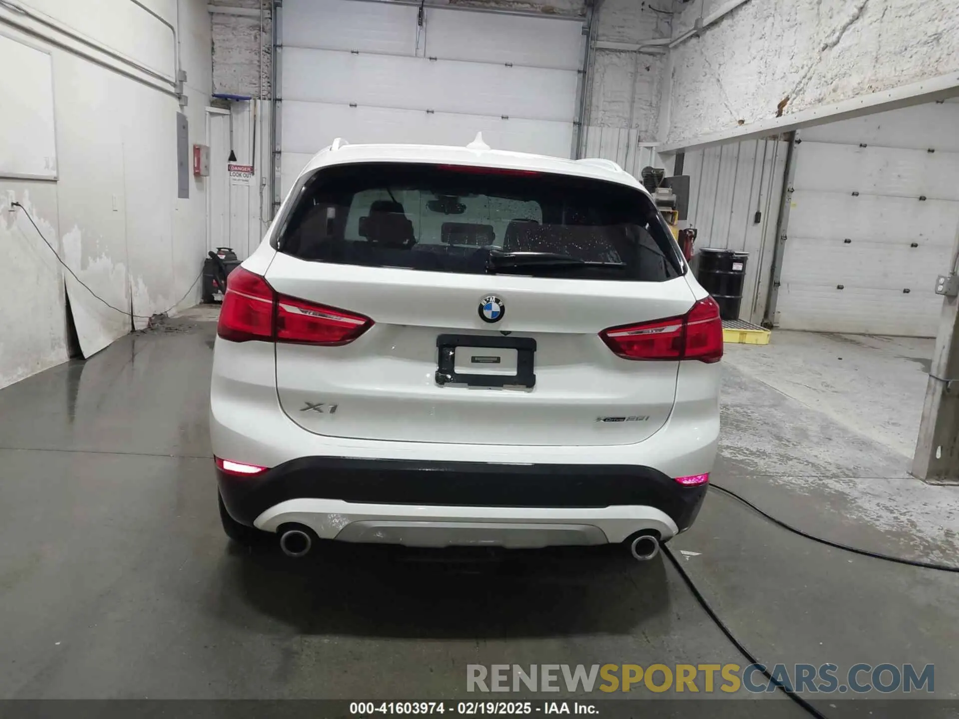 16 Photograph of a damaged car WBXJG9C03M5T23289 BMW X1 2021