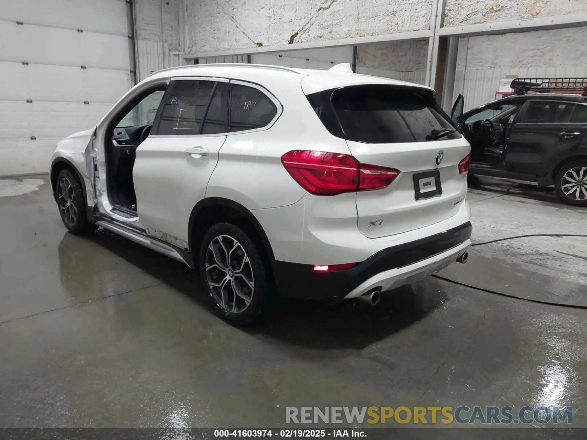 3 Photograph of a damaged car WBXJG9C03M5T23289 BMW X1 2021