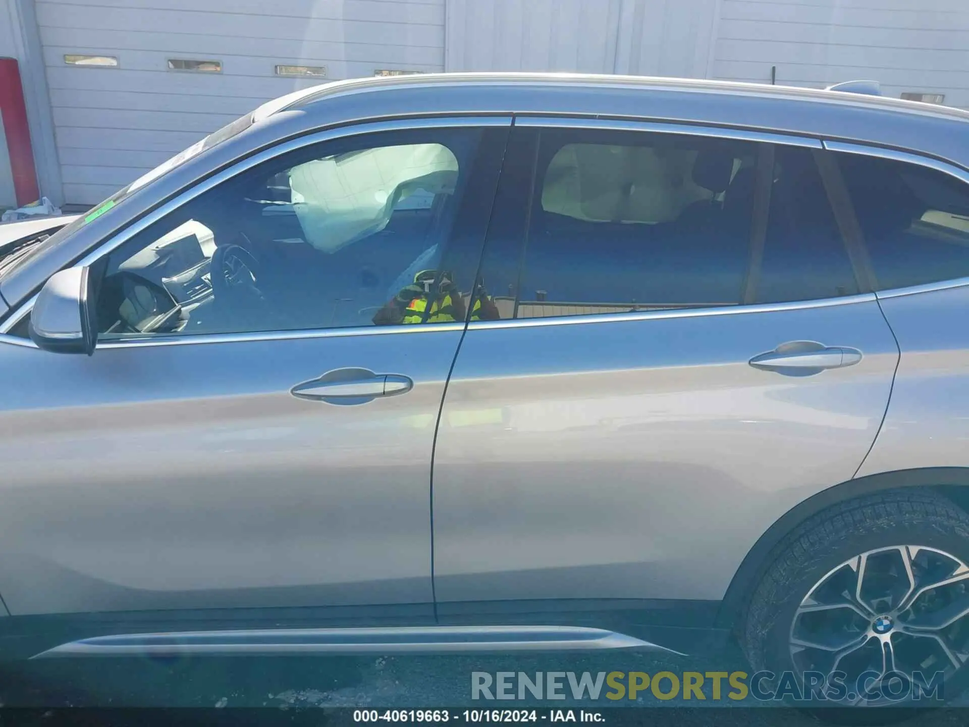 14 Photograph of a damaged car WBXJG9C04M5U00039 BMW X1 2021