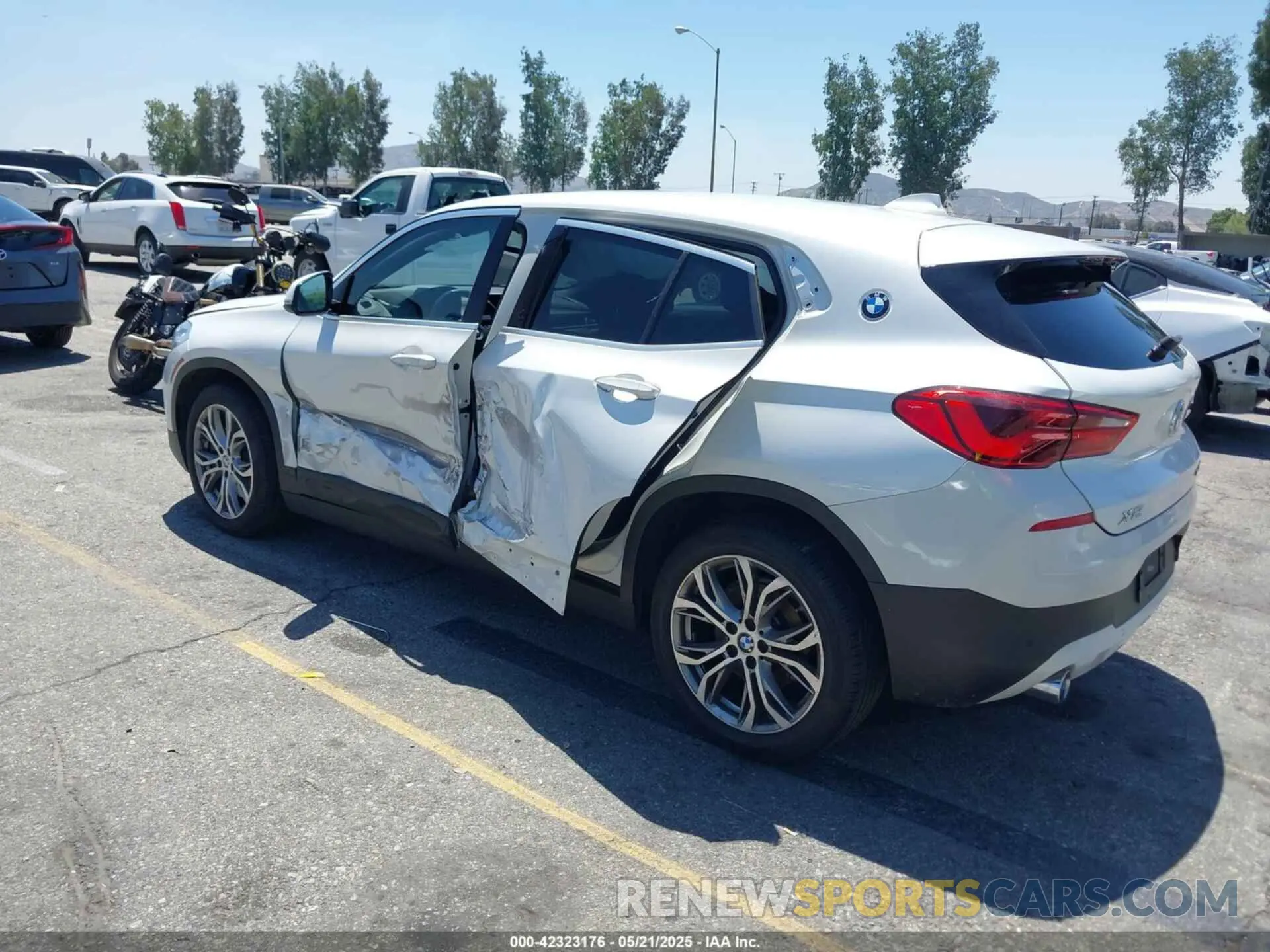 3 Photograph of a damaged car WBXYJ1C03L5N93929 BMW X2 2020