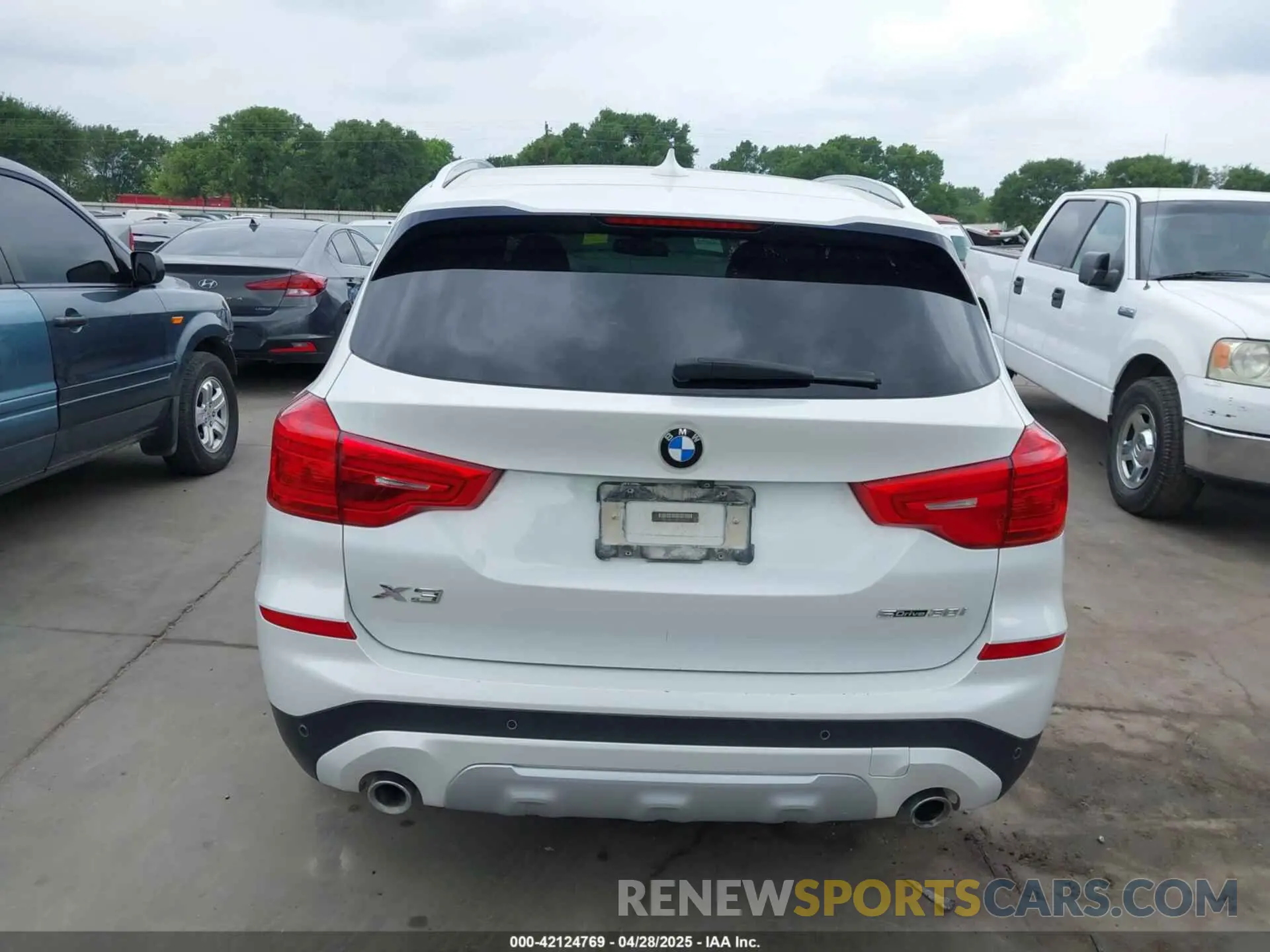 16 Photograph of a damaged car 5UXTR7C51KLE97856 BMW X3 2019