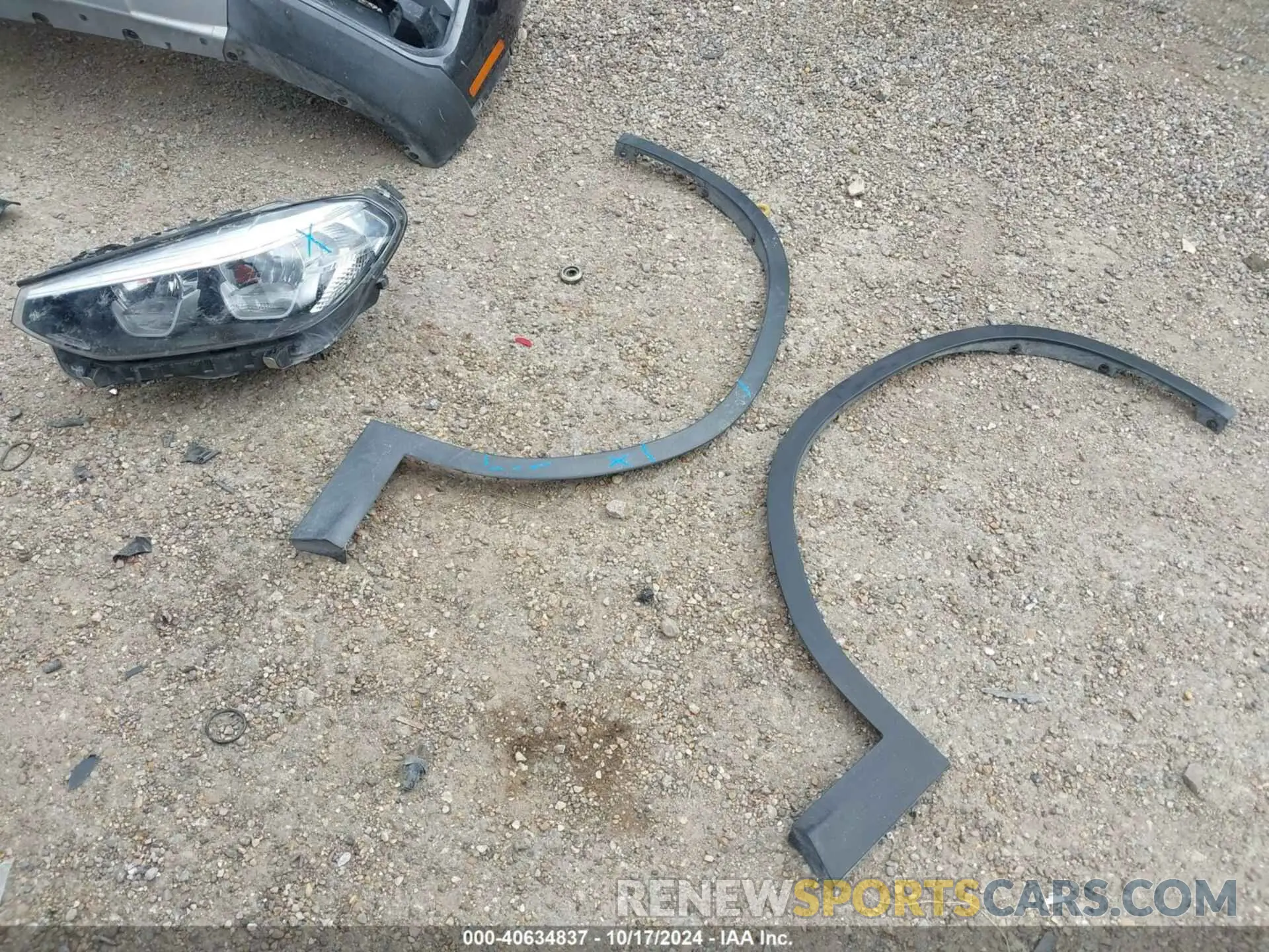 19 Photograph of a damaged car 5UXTR7C51KLF32752 BMW X3 2019