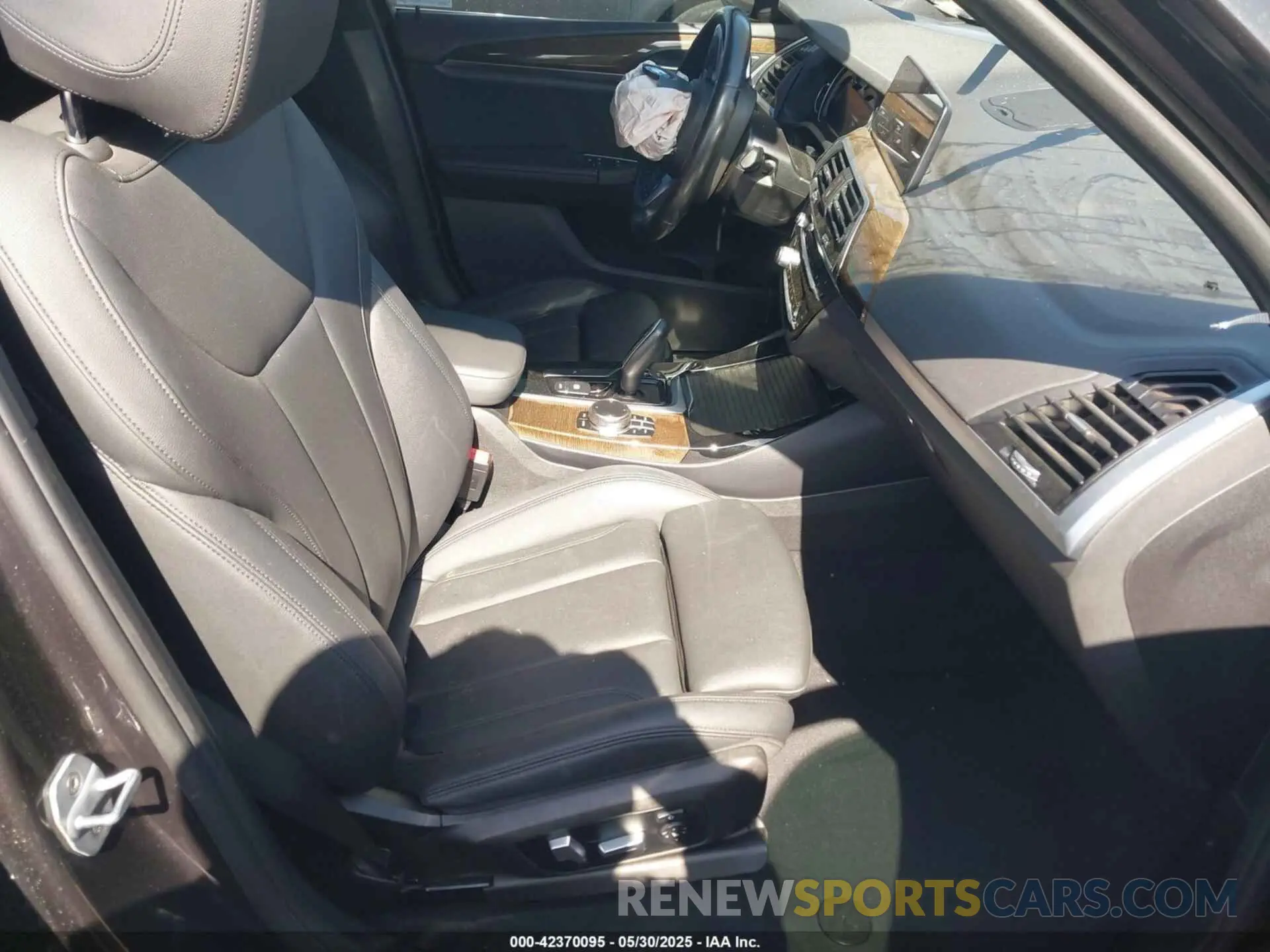 5 Photograph of a damaged car 5UXTR7C52KLE98286 BMW X3 2019