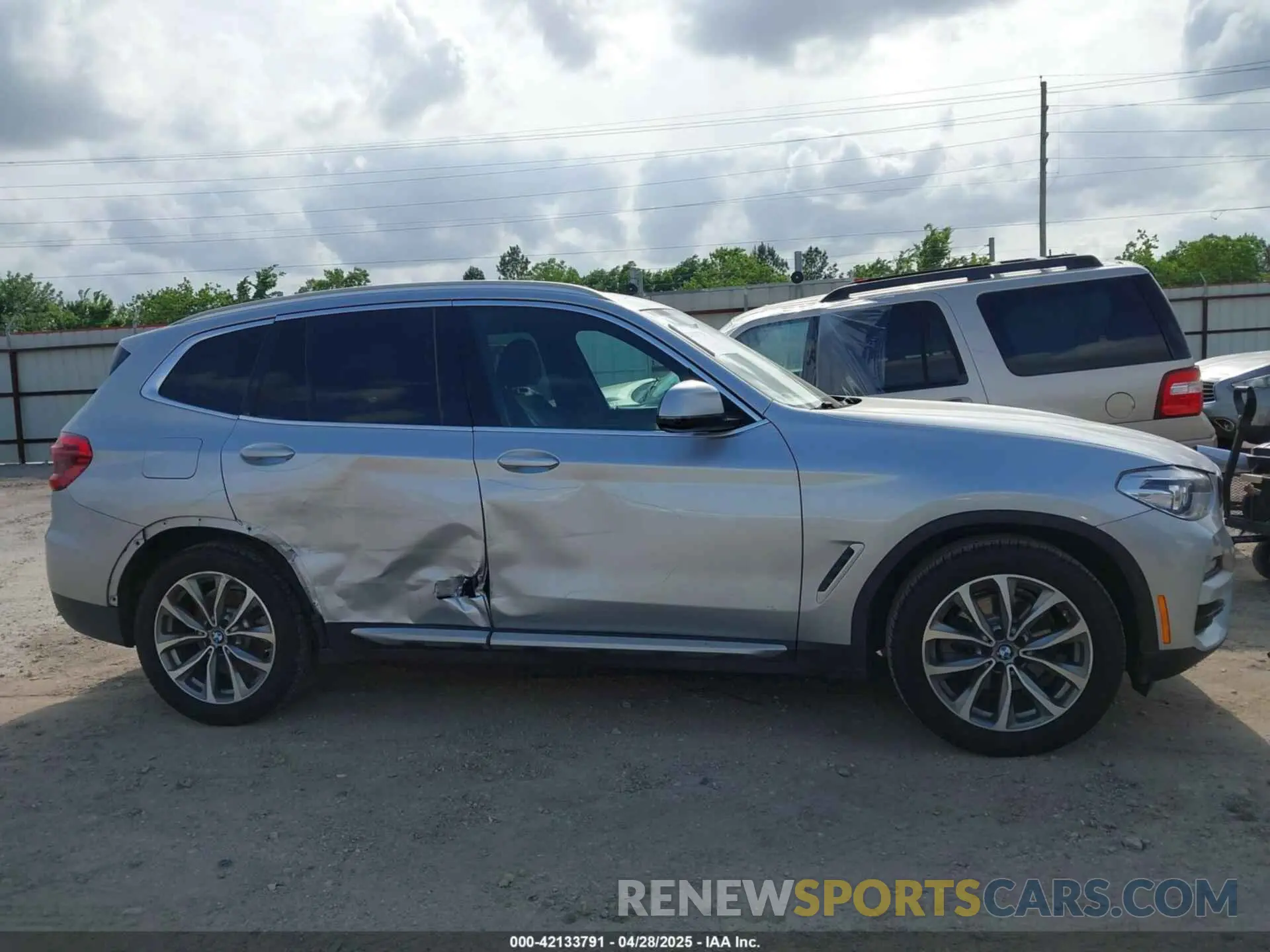 13 Photograph of a damaged car 5UXTR7C54KLR52907 BMW X3 2019