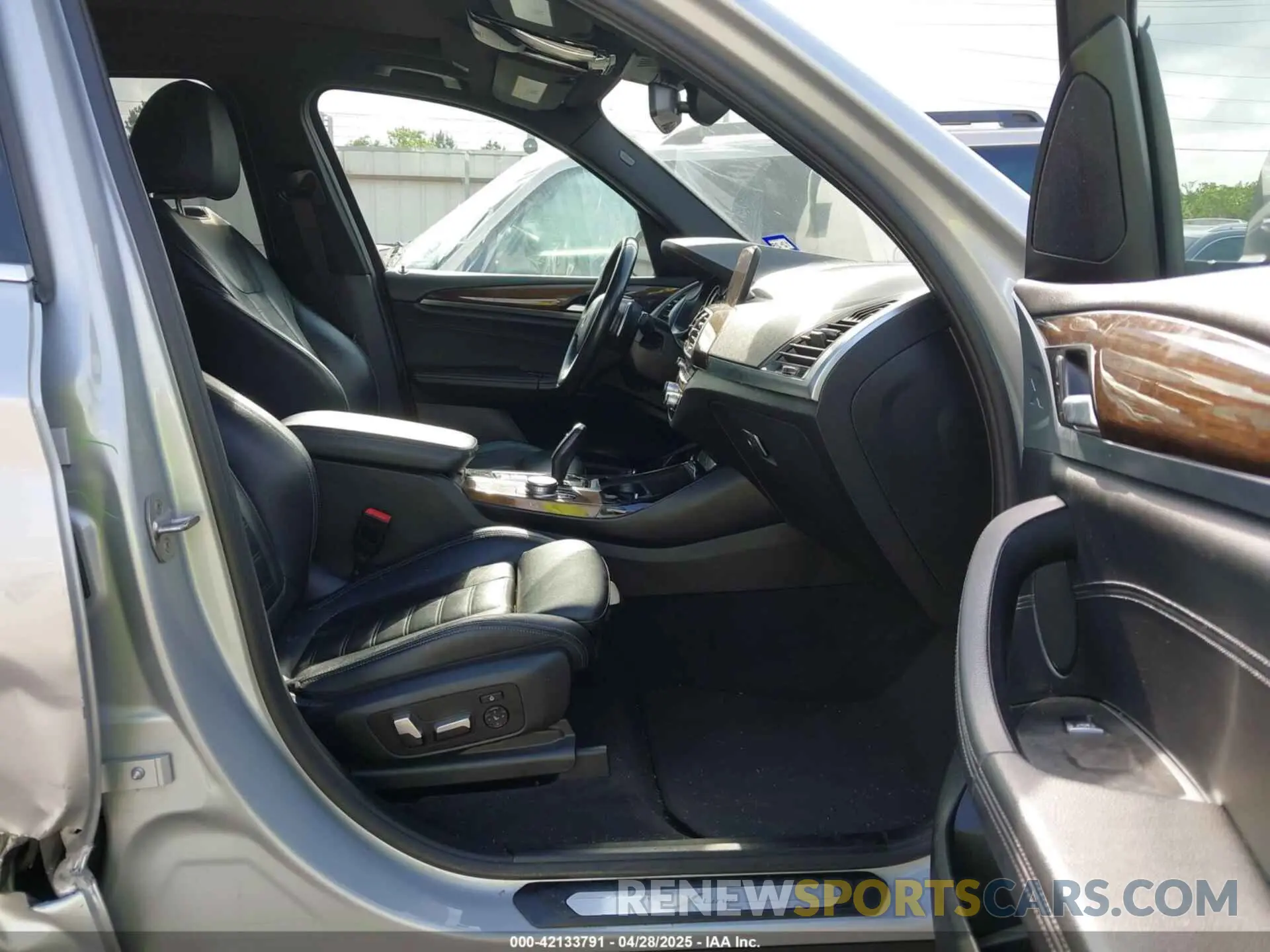 5 Photograph of a damaged car 5UXTR7C54KLR52907 BMW X3 2019