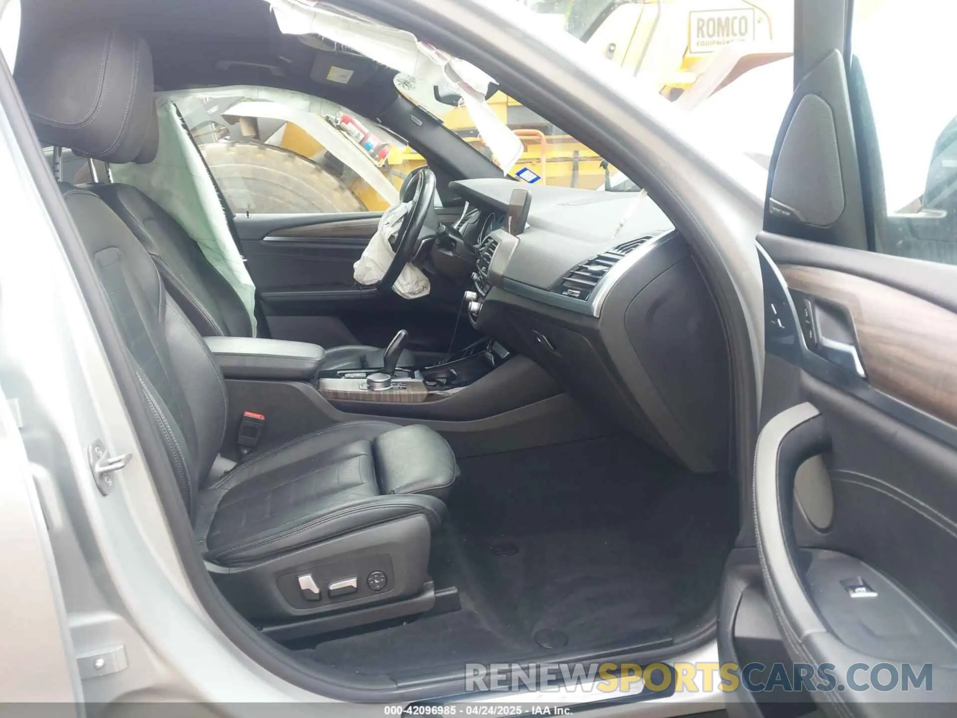 5 Photograph of a damaged car 5UXTR7C55KLR47196 BMW X3 2019