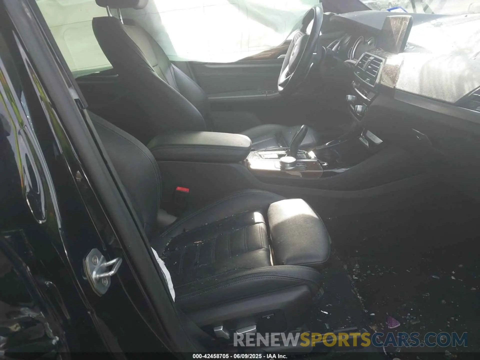 5 Photograph of a damaged car 5UXTR7C56KLF37364 BMW X3 2019