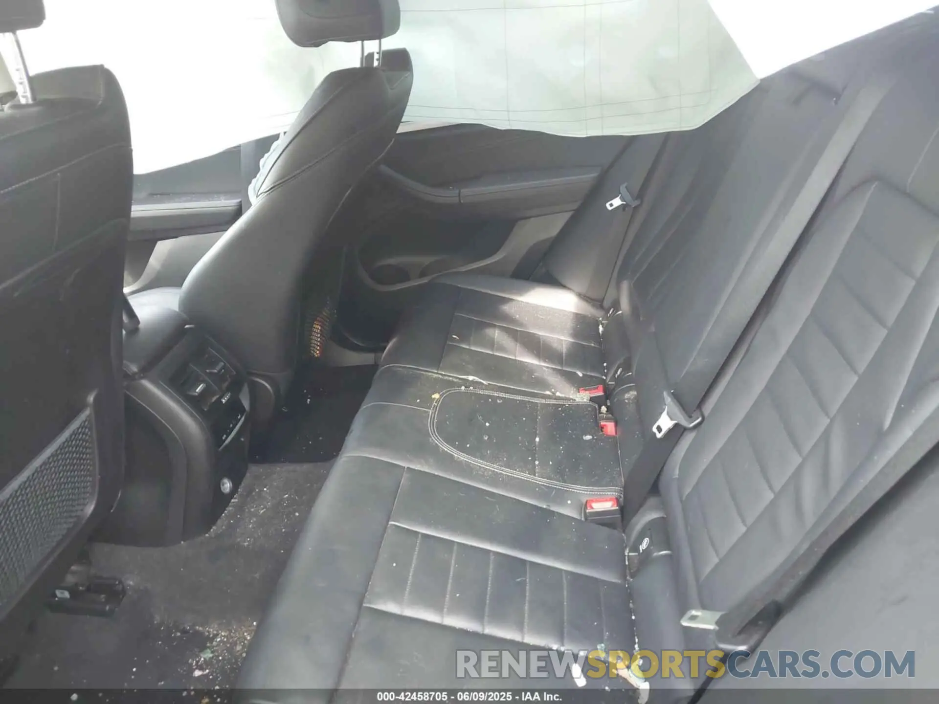 8 Photograph of a damaged car 5UXTR7C56KLF37364 BMW X3 2019