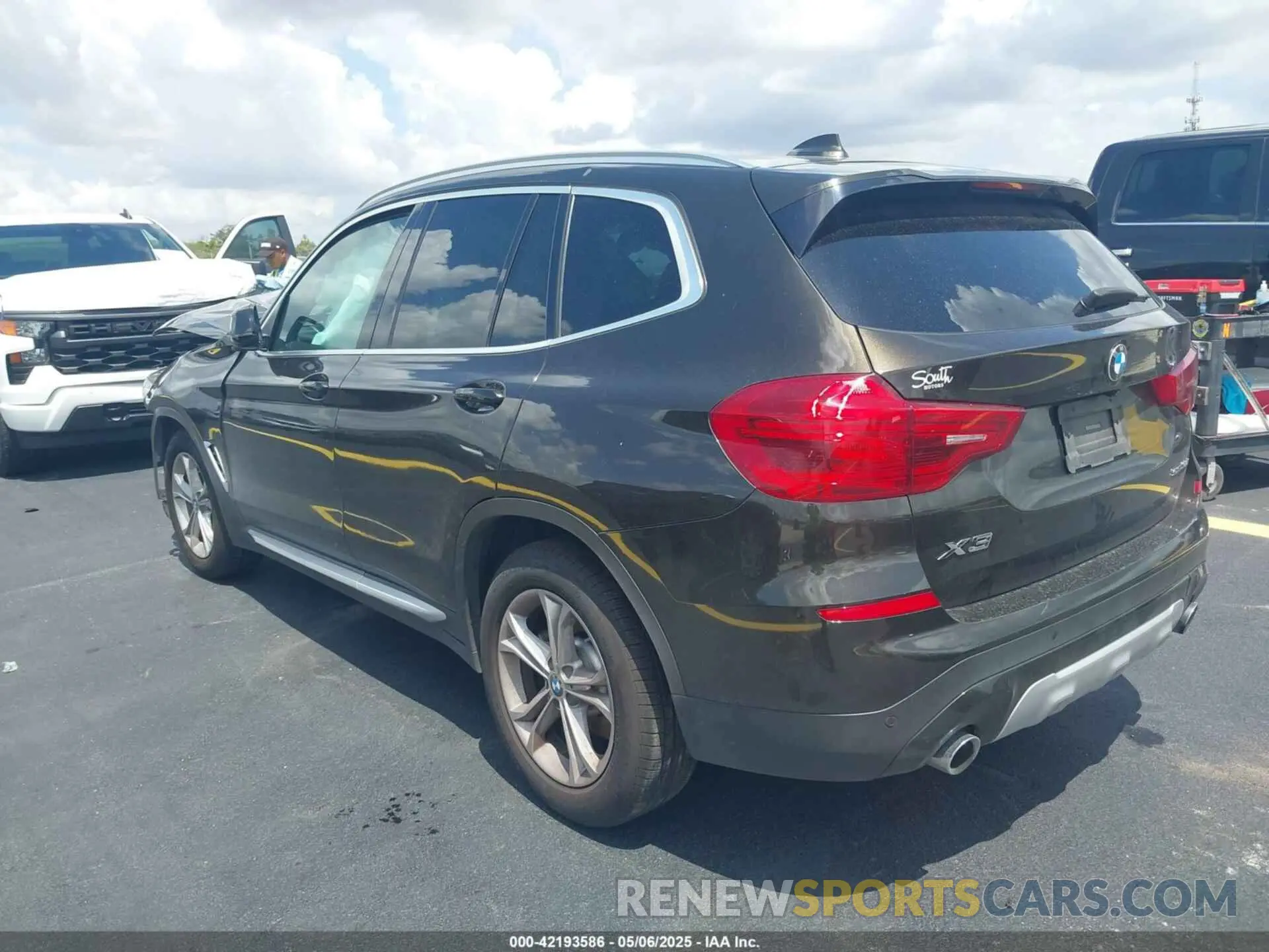 3 Photograph of a damaged car 5UXTR7C56KLR51693 BMW X3 2019