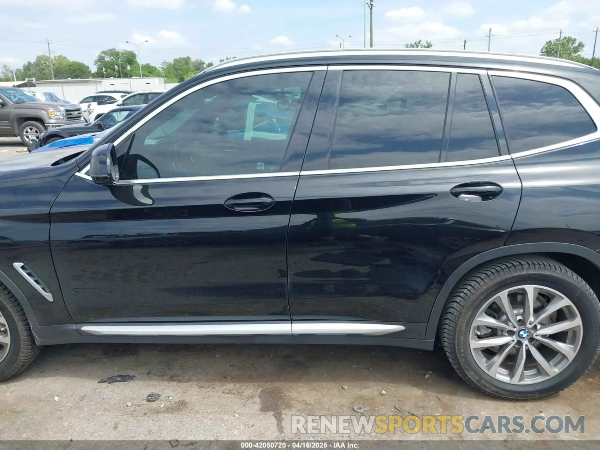 14 Photograph of a damaged car 5UXTR7C58KLR49721 BMW X3 2019