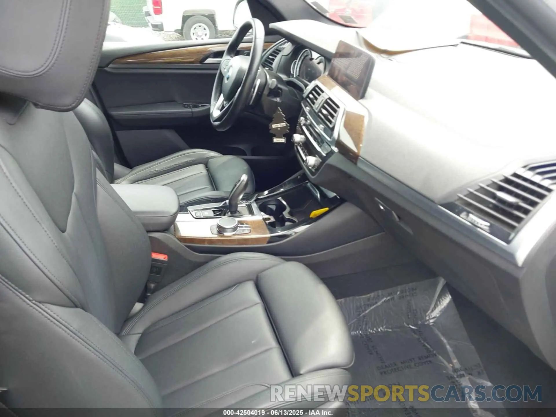 5 Photograph of a damaged car 5UXTR7C59KLR39960 BMW X3 2019