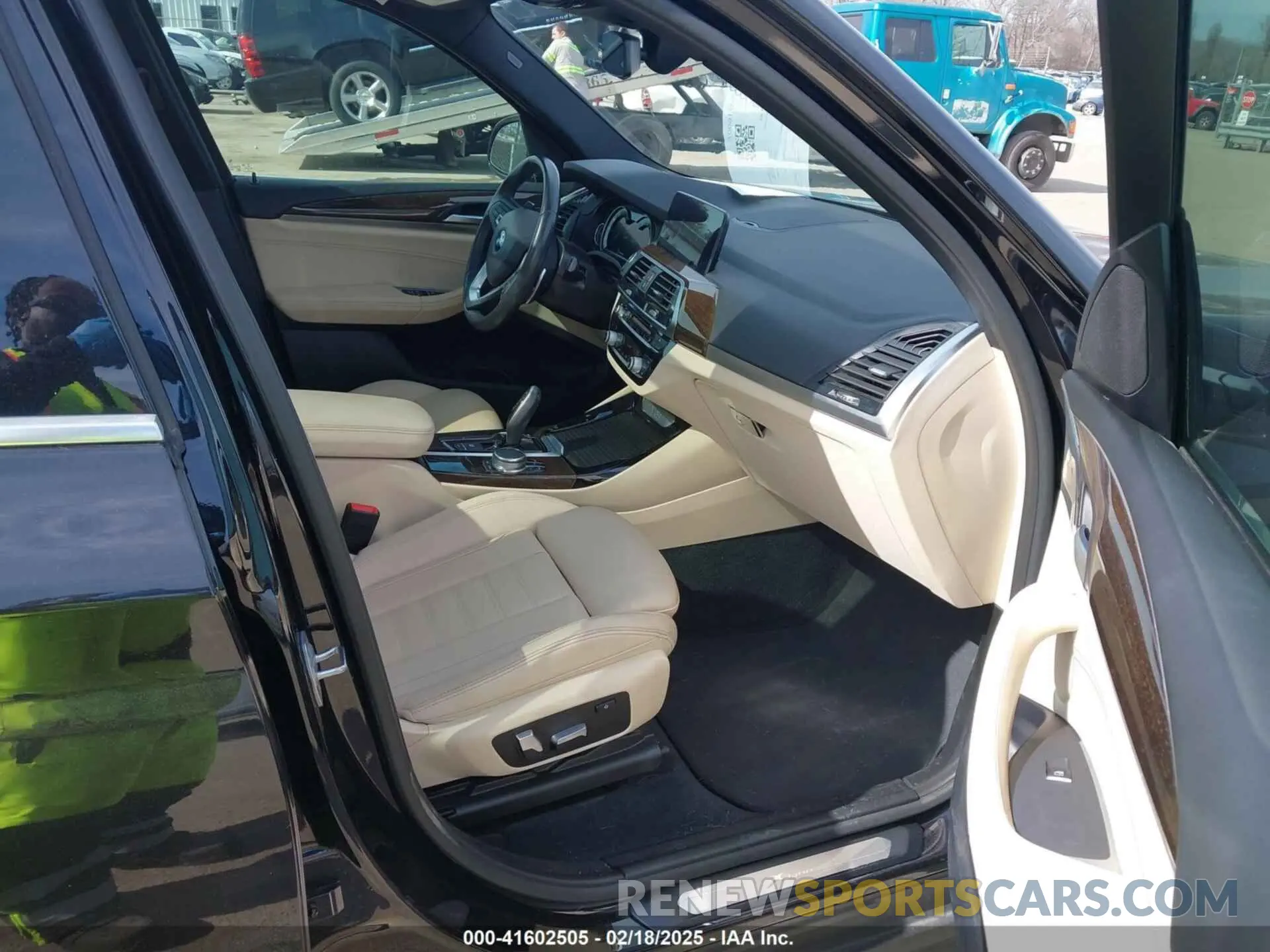 5 Photograph of a damaged car 5UXTR7C5XKLE97919 BMW X3 2019