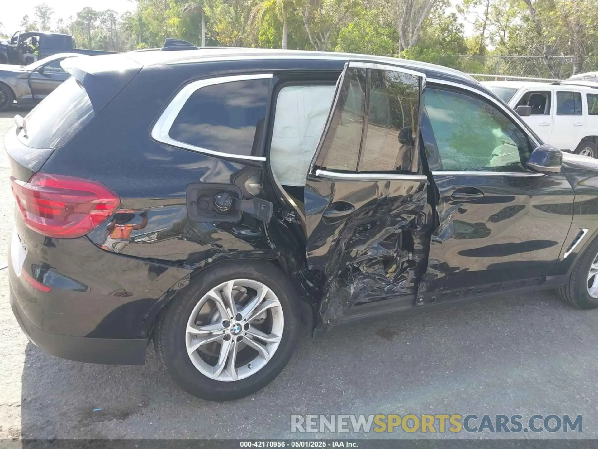 6 Photograph of a damaged car 5UXTR7C5XKLF29686 BMW X3 2019