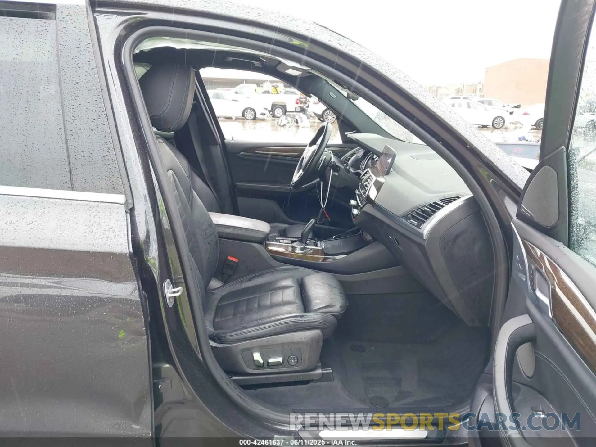 5 Photograph of a damaged car 5UXTR9C50KLE16678 BMW X3 2019