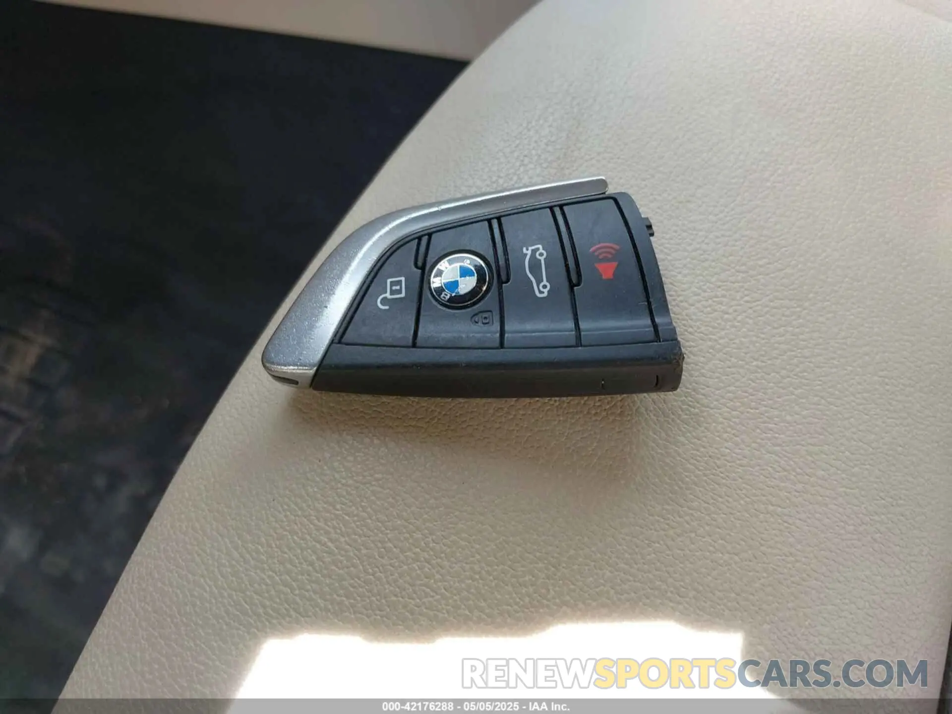 11 Photograph of a damaged car 5UXTR9C50KLE19256 BMW X3 2019