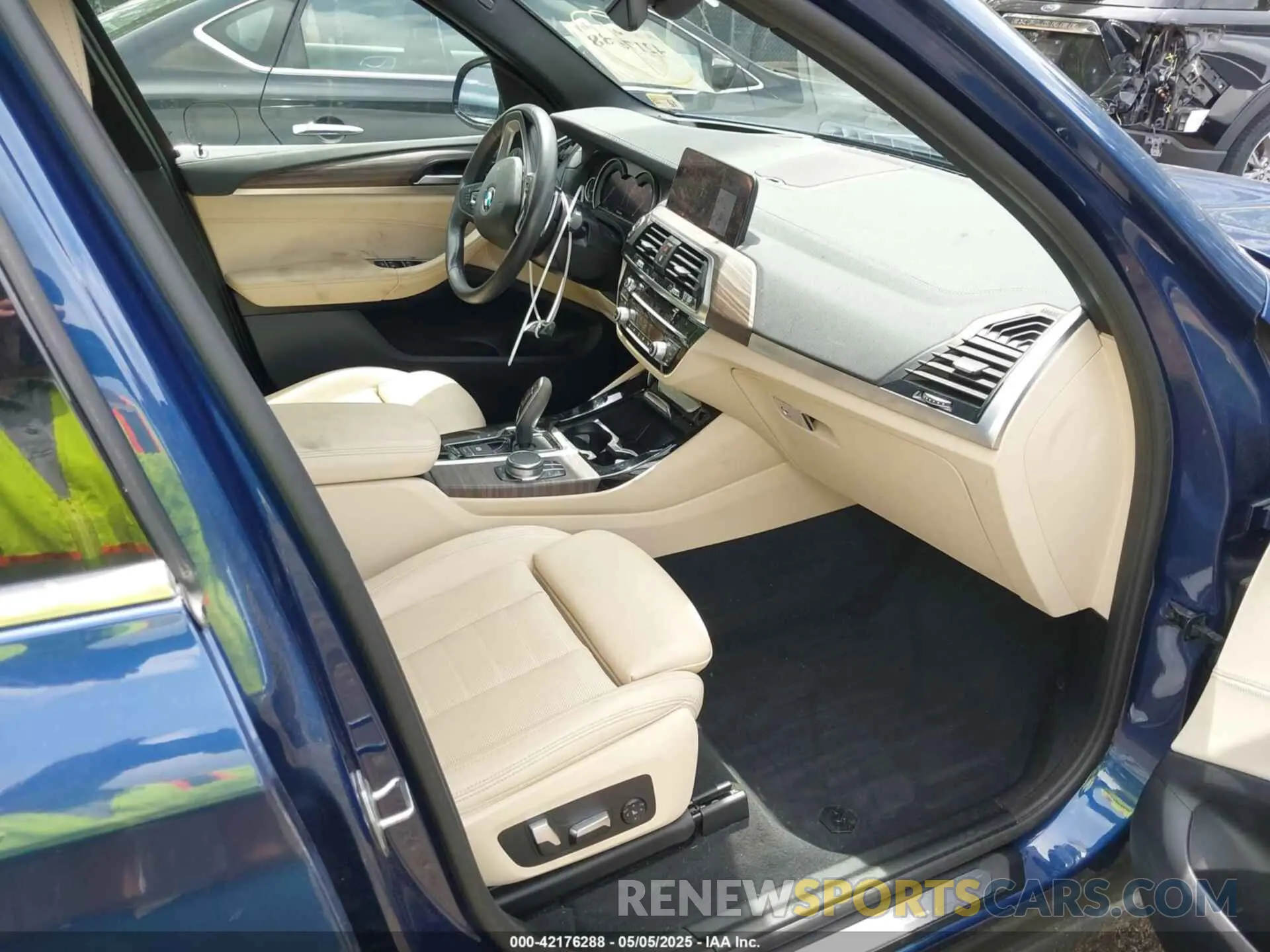 5 Photograph of a damaged car 5UXTR9C50KLE19256 BMW X3 2019