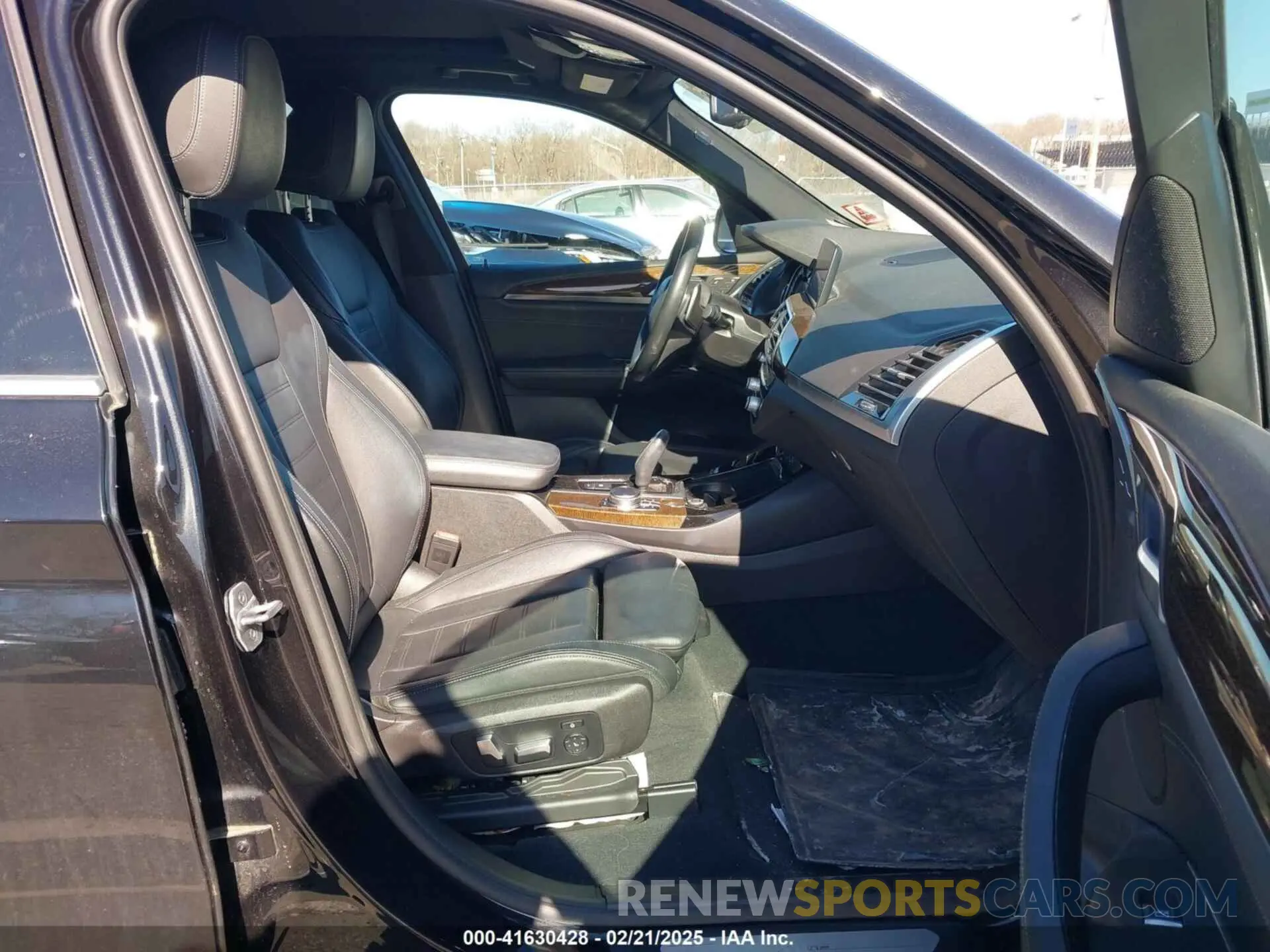 5 Photograph of a damaged car 5UXTR9C50KLE21928 BMW X3 2019