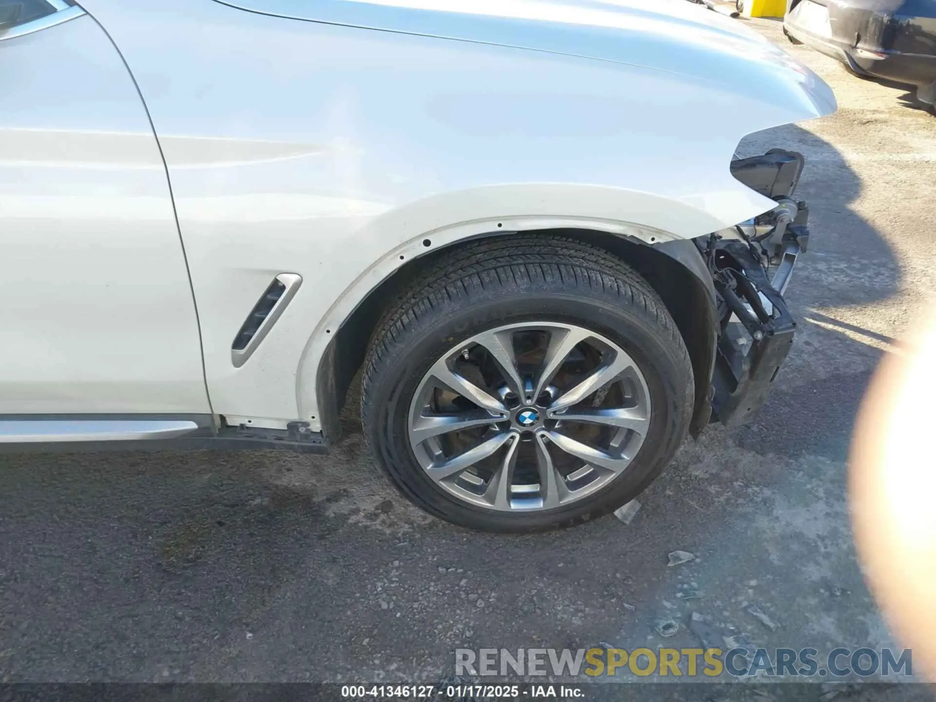 18 Photograph of a damaged car 5UXTR9C52KLP90836 BMW X3 2019