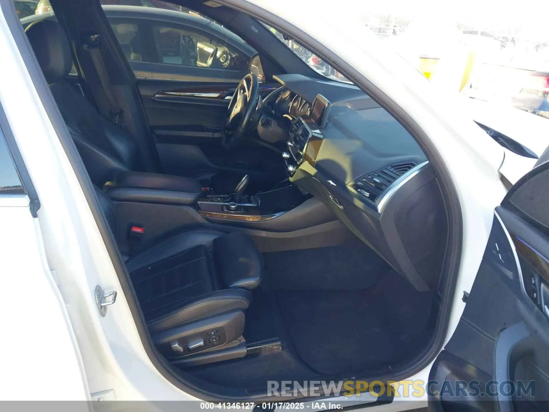 5 Photograph of a damaged car 5UXTR9C52KLP90836 BMW X3 2019