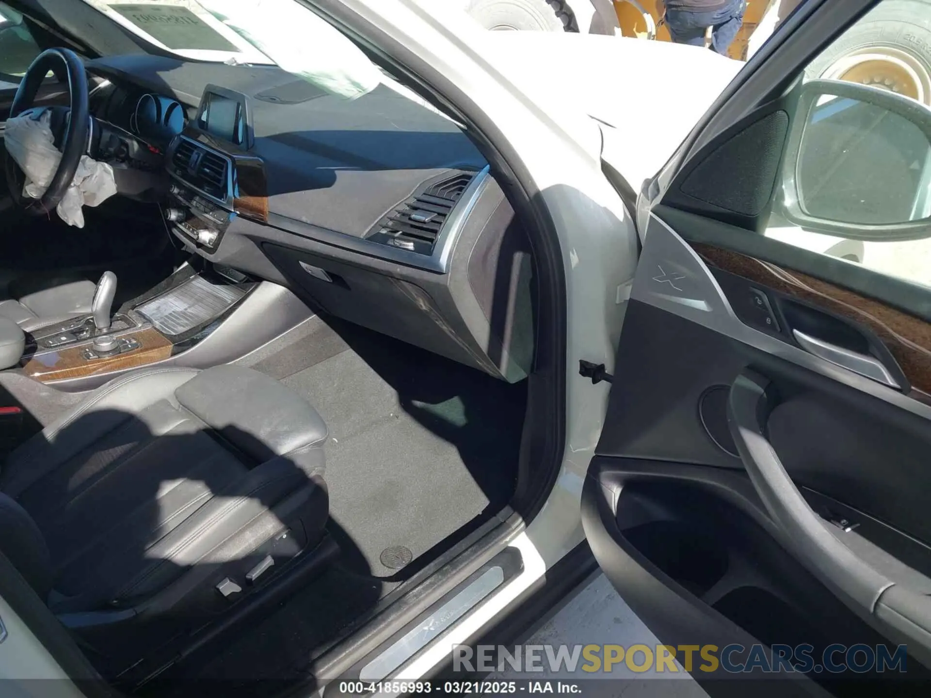 5 Photograph of a damaged car 5UXTR9C54KLE18885 BMW X3 2019