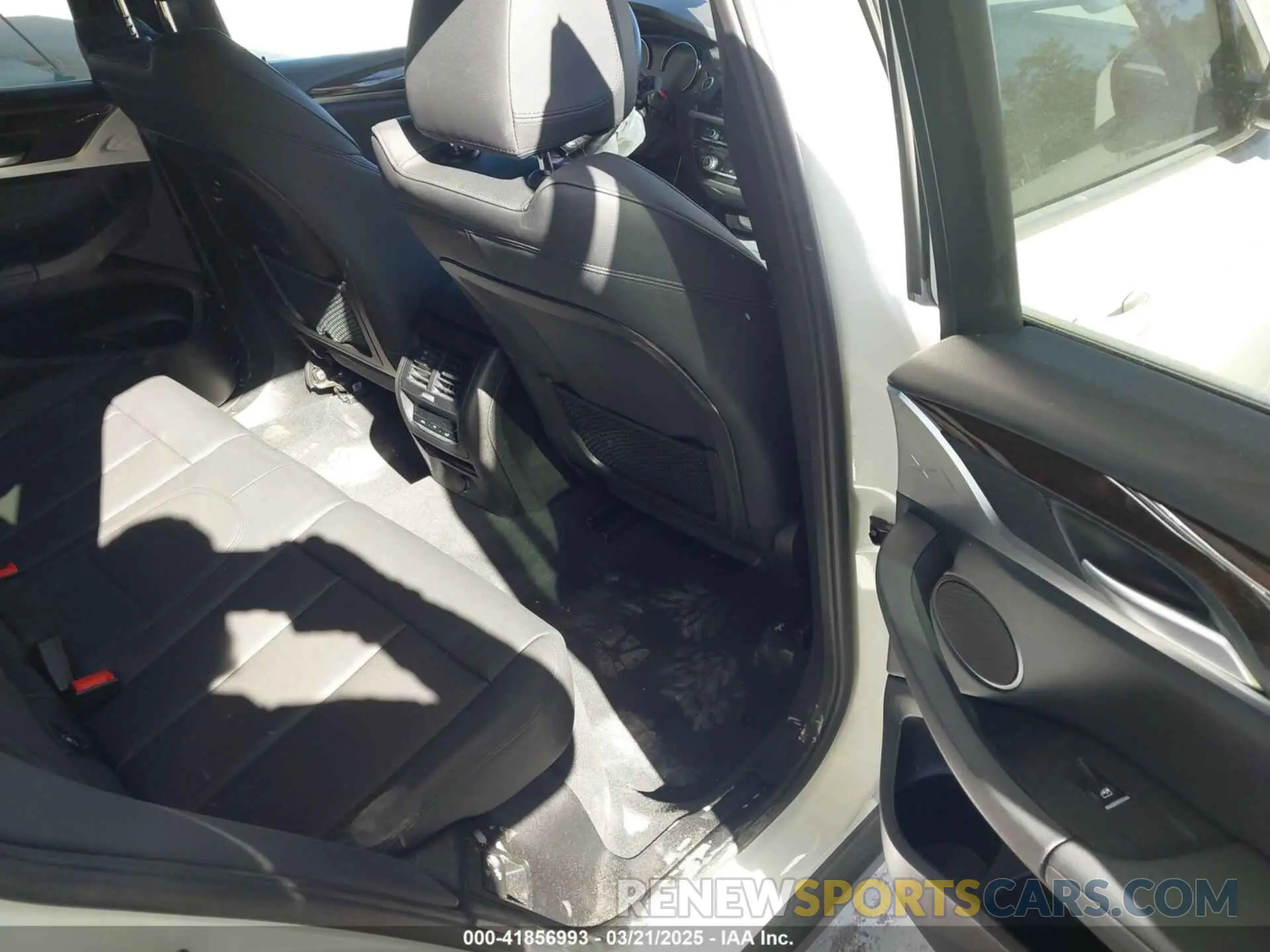 8 Photograph of a damaged car 5UXTR9C54KLE18885 BMW X3 2019