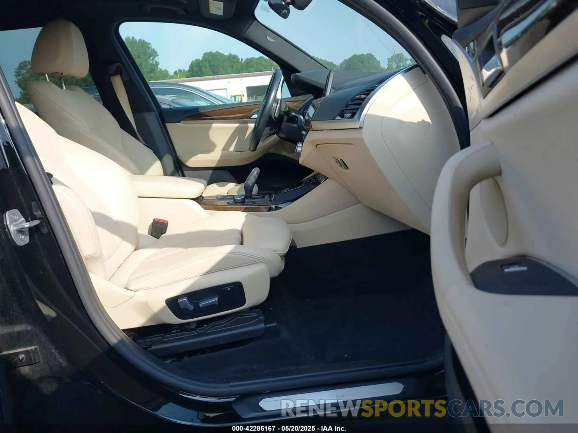 5 Photograph of a damaged car 5UXTR9C55KLE15302 BMW X3 2019