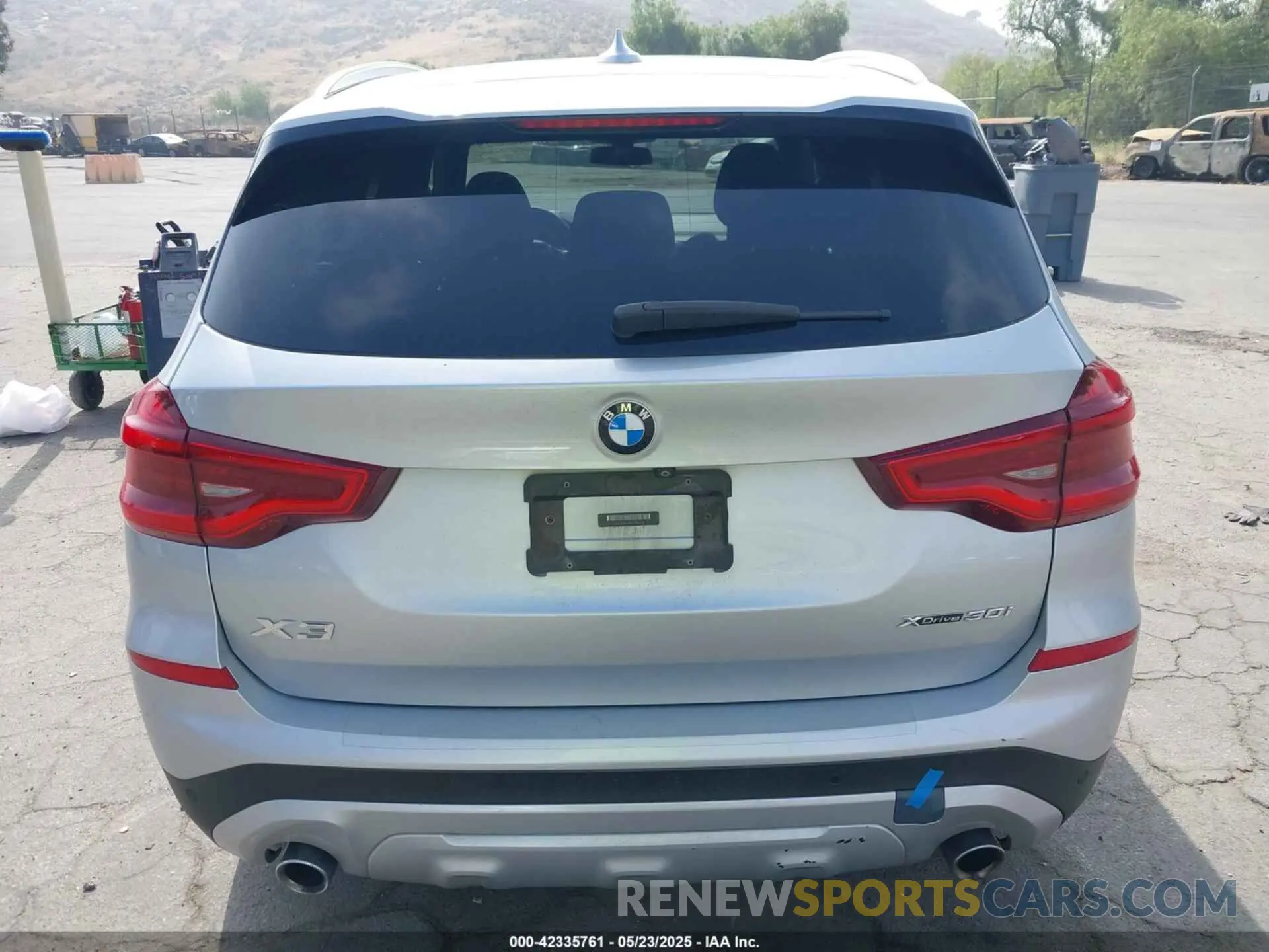 17 Photograph of a damaged car 5UXTR9C55KLP91754 BMW X3 2019