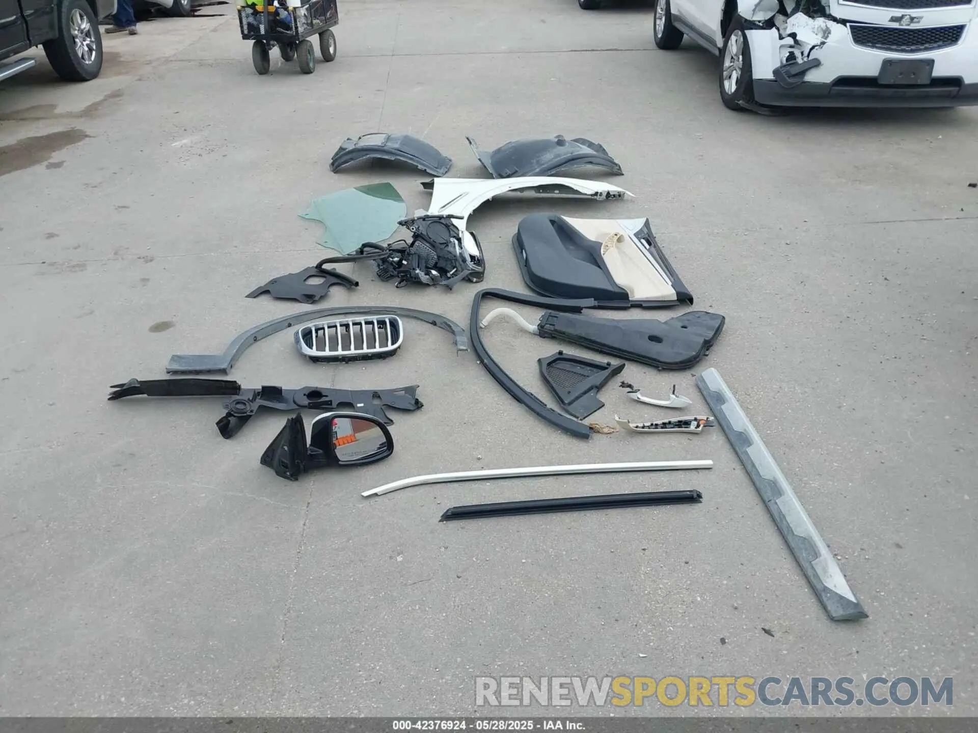 12 Photograph of a damaged car 5UXTR9C56KLP83808 BMW X3 2019