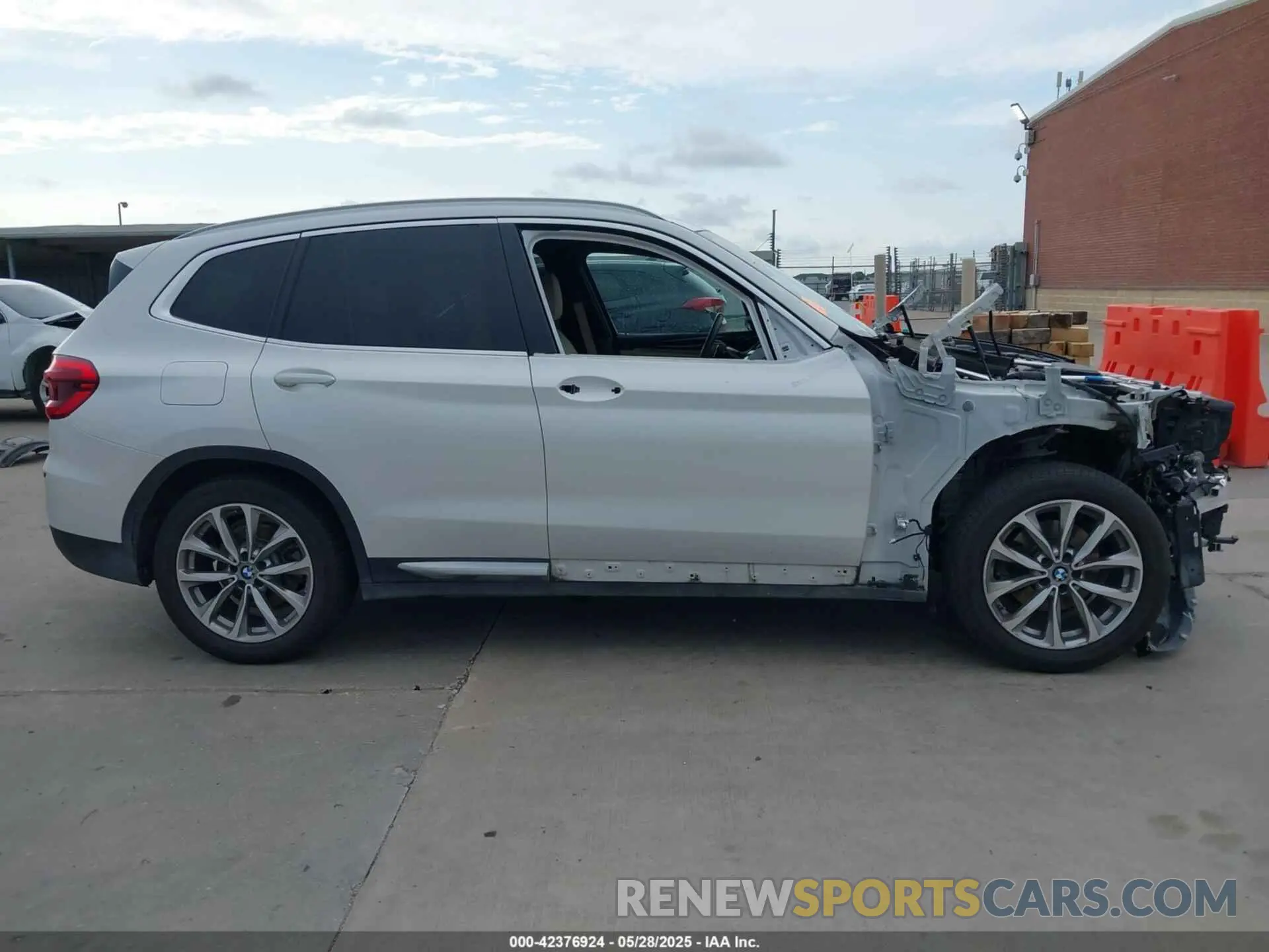 14 Photograph of a damaged car 5UXTR9C56KLP83808 BMW X3 2019