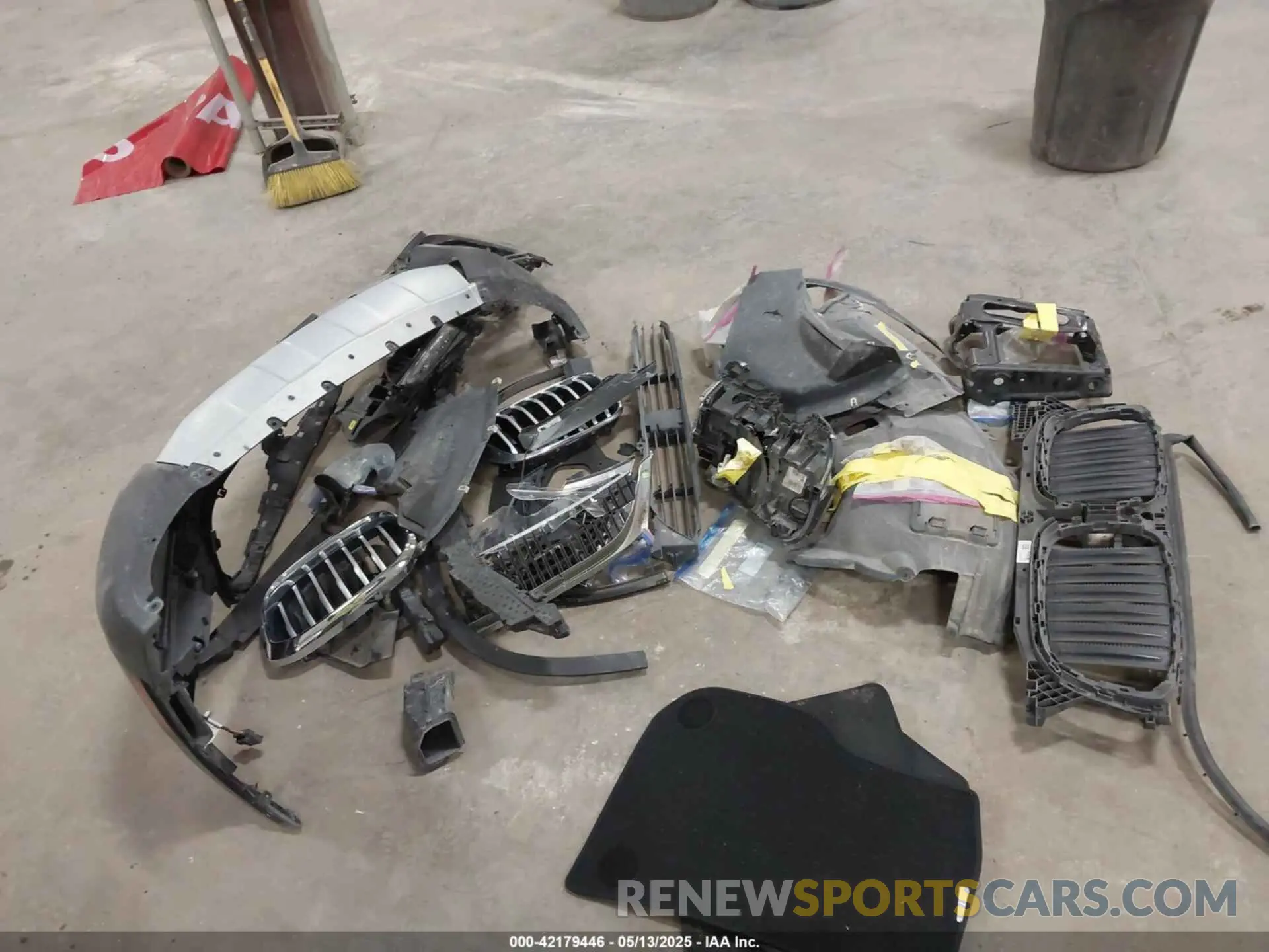 12 Photograph of a damaged car 5UXTR9C56KLP97112 BMW X3 2019