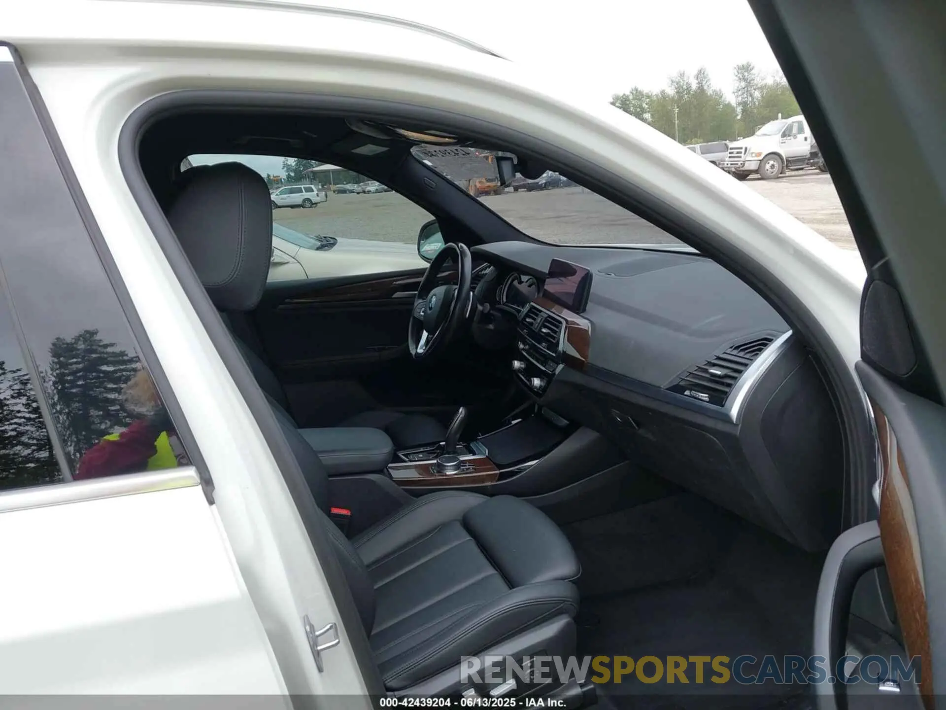 5 Photograph of a damaged car 5UXTR9C56KLR08208 BMW X3 2019