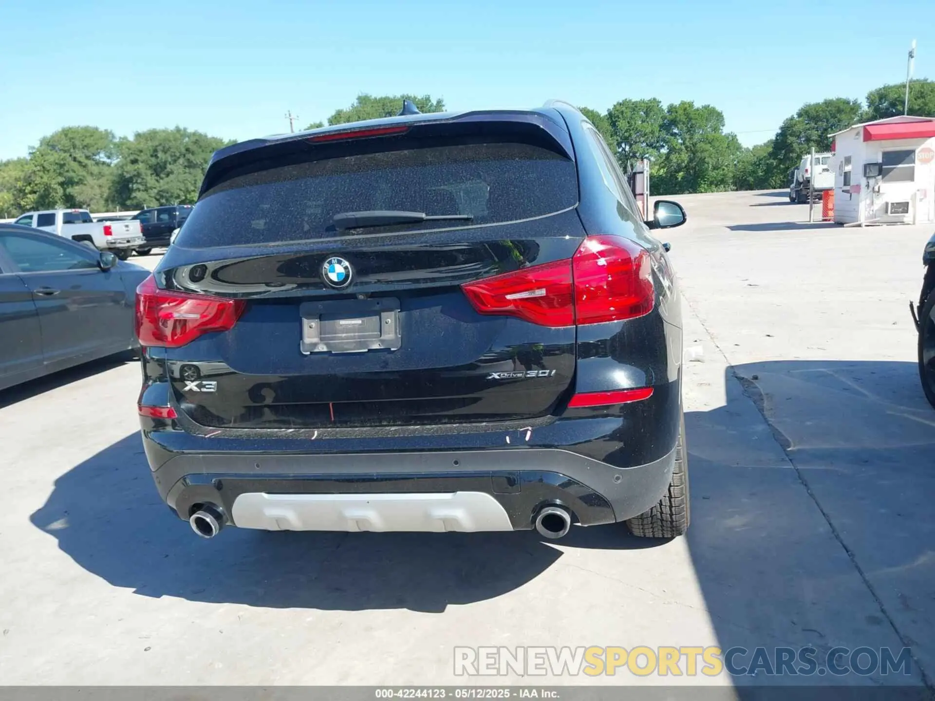 16 Photograph of a damaged car 5UXTR9C57KLD94095 BMW X3 2019