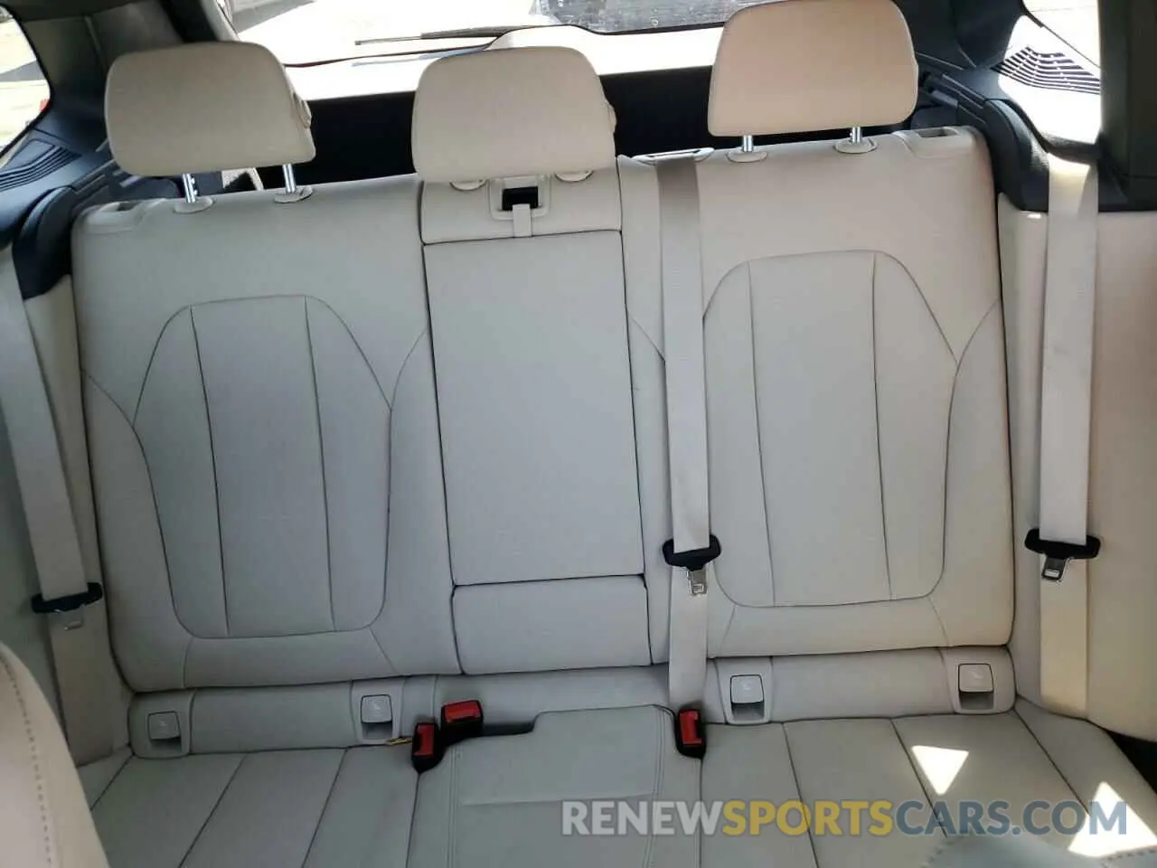 10 Photograph of a damaged car 5UXTR9C57KLP93604 BMW X3 2019
