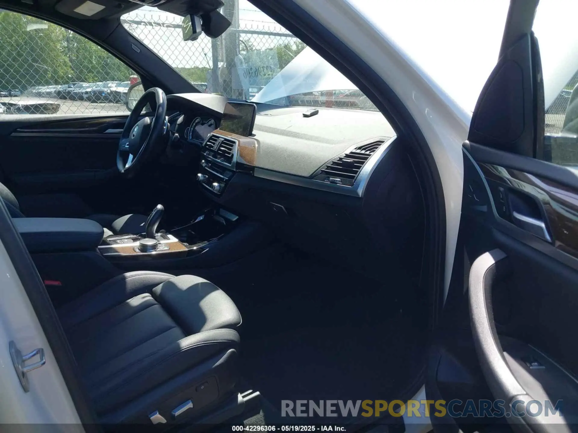 5 Photograph of a damaged car 5UXTR9C5XKLD90591 BMW X3 2019
