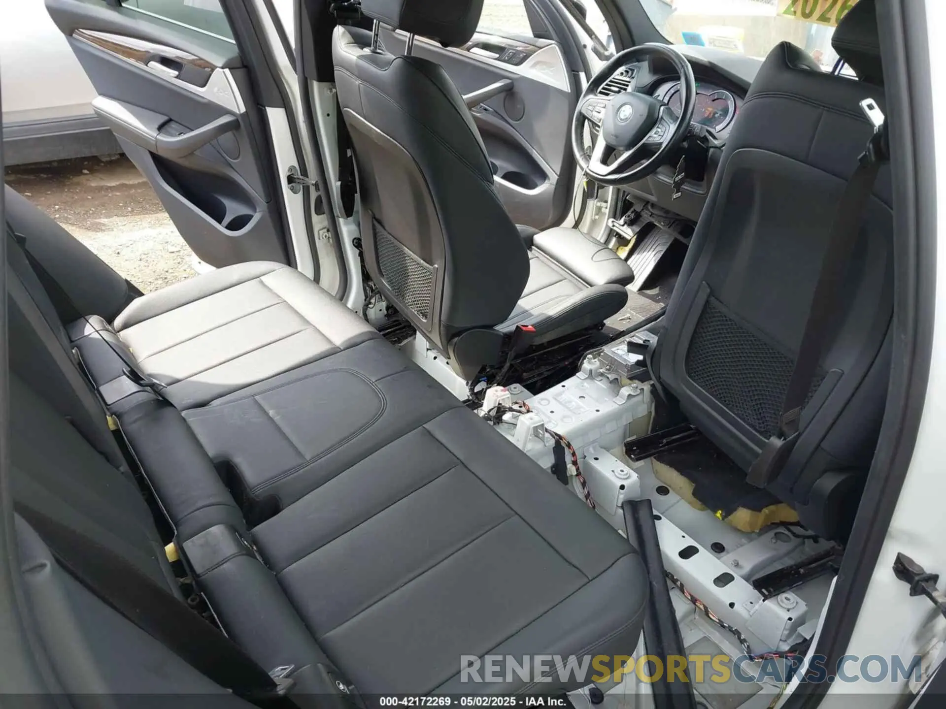 6 Photograph of a damaged car 5UXTR9C5XKLD95127 BMW X3 2019
