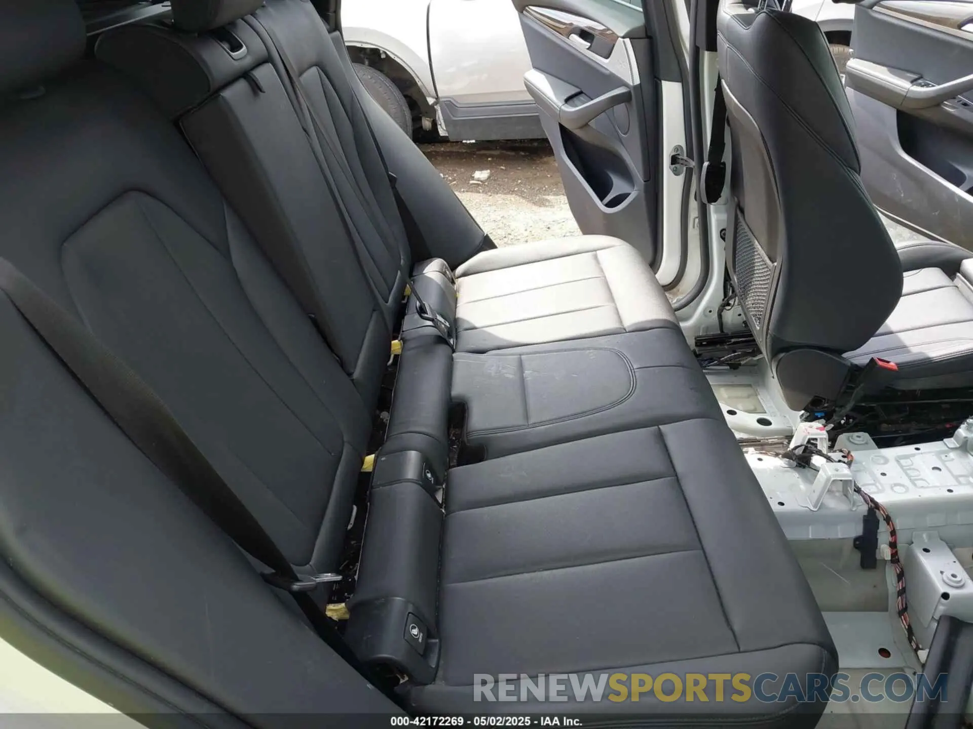 8 Photograph of a damaged car 5UXTR9C5XKLD95127 BMW X3 2019