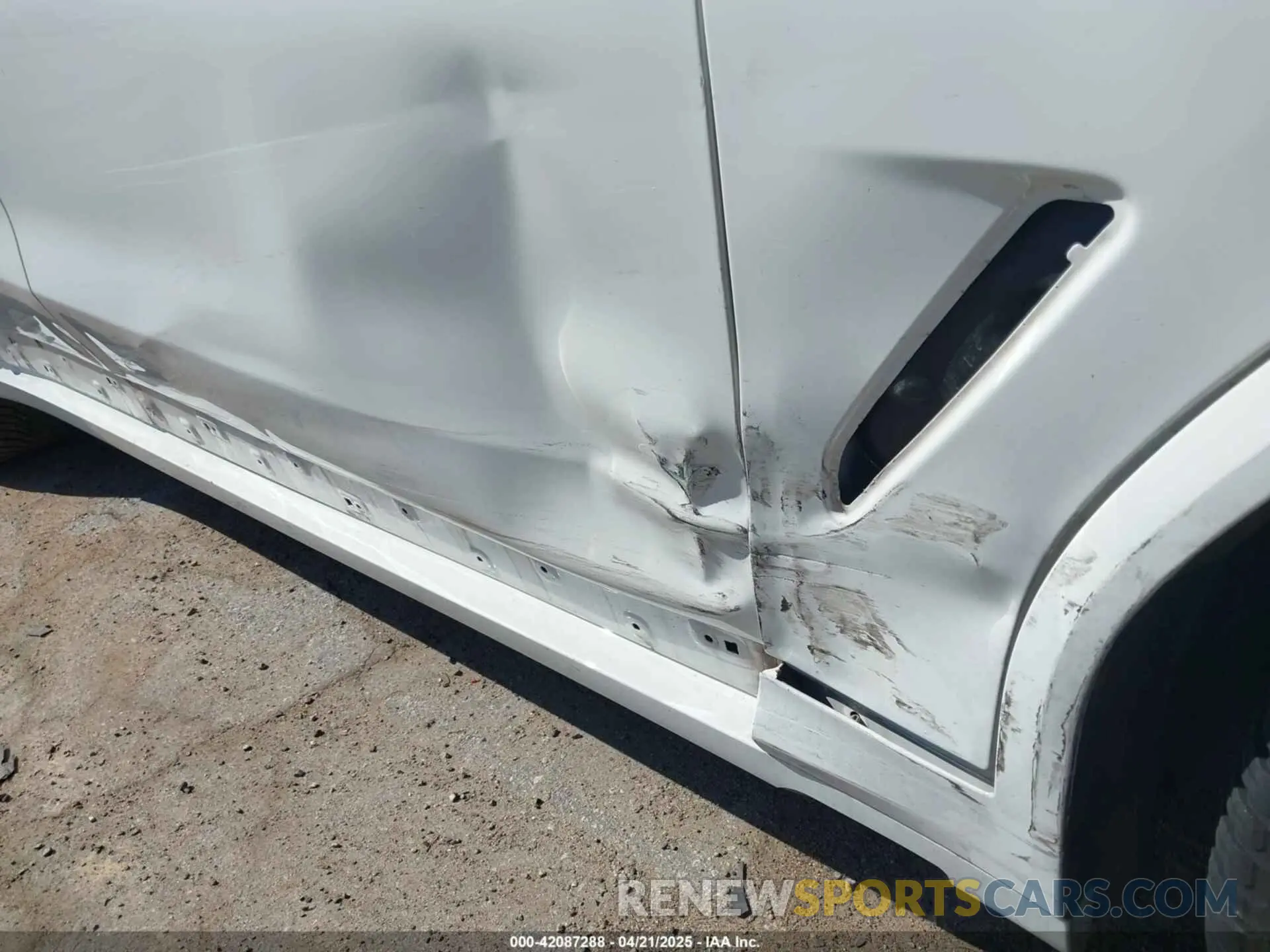 17 Photograph of a damaged car 5UXTS3C50K0Z04822 BMW X3 2019