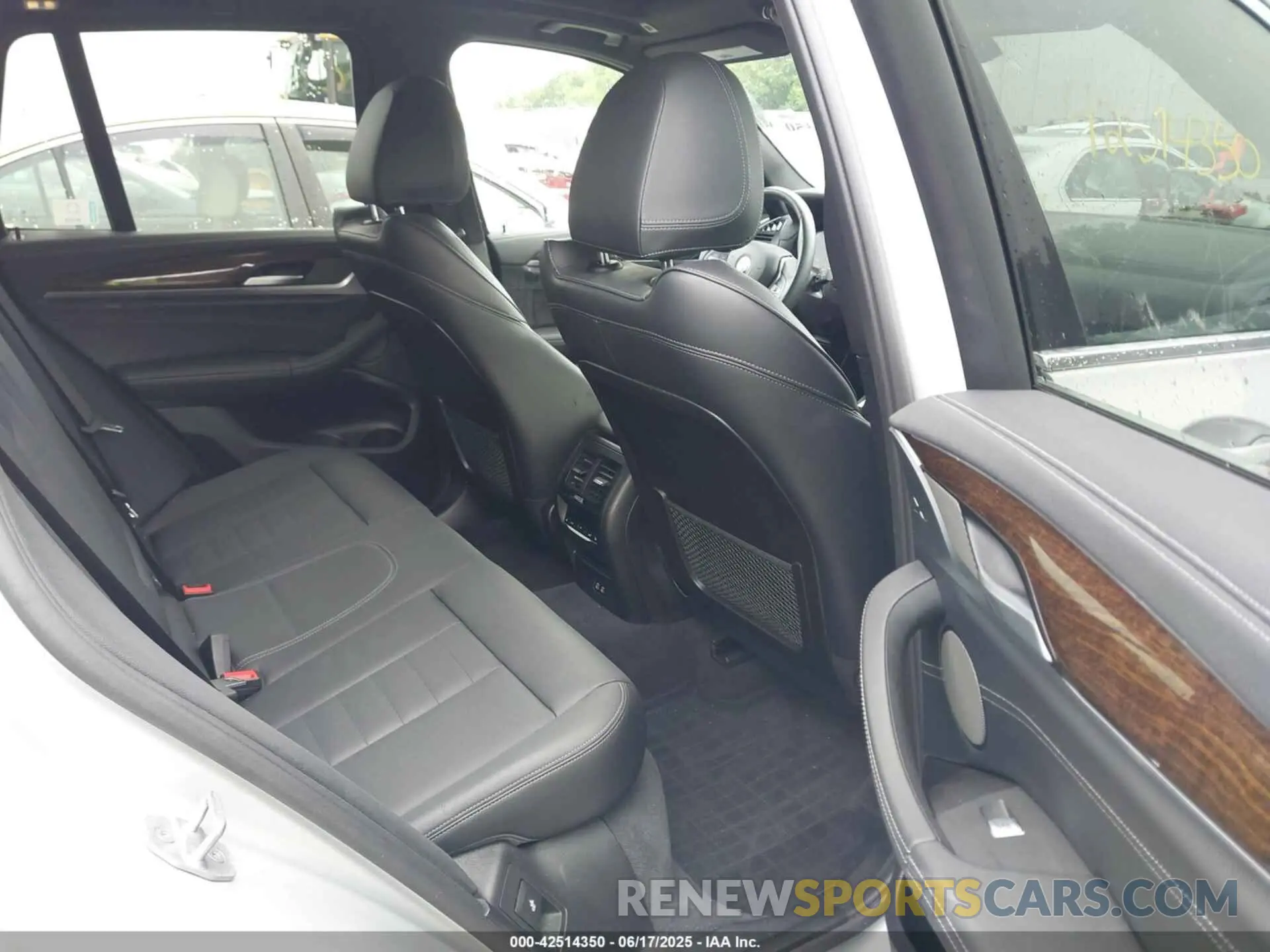 8 Photograph of a damaged car 5UXTY5C09L9B36689 BMW X3 2020