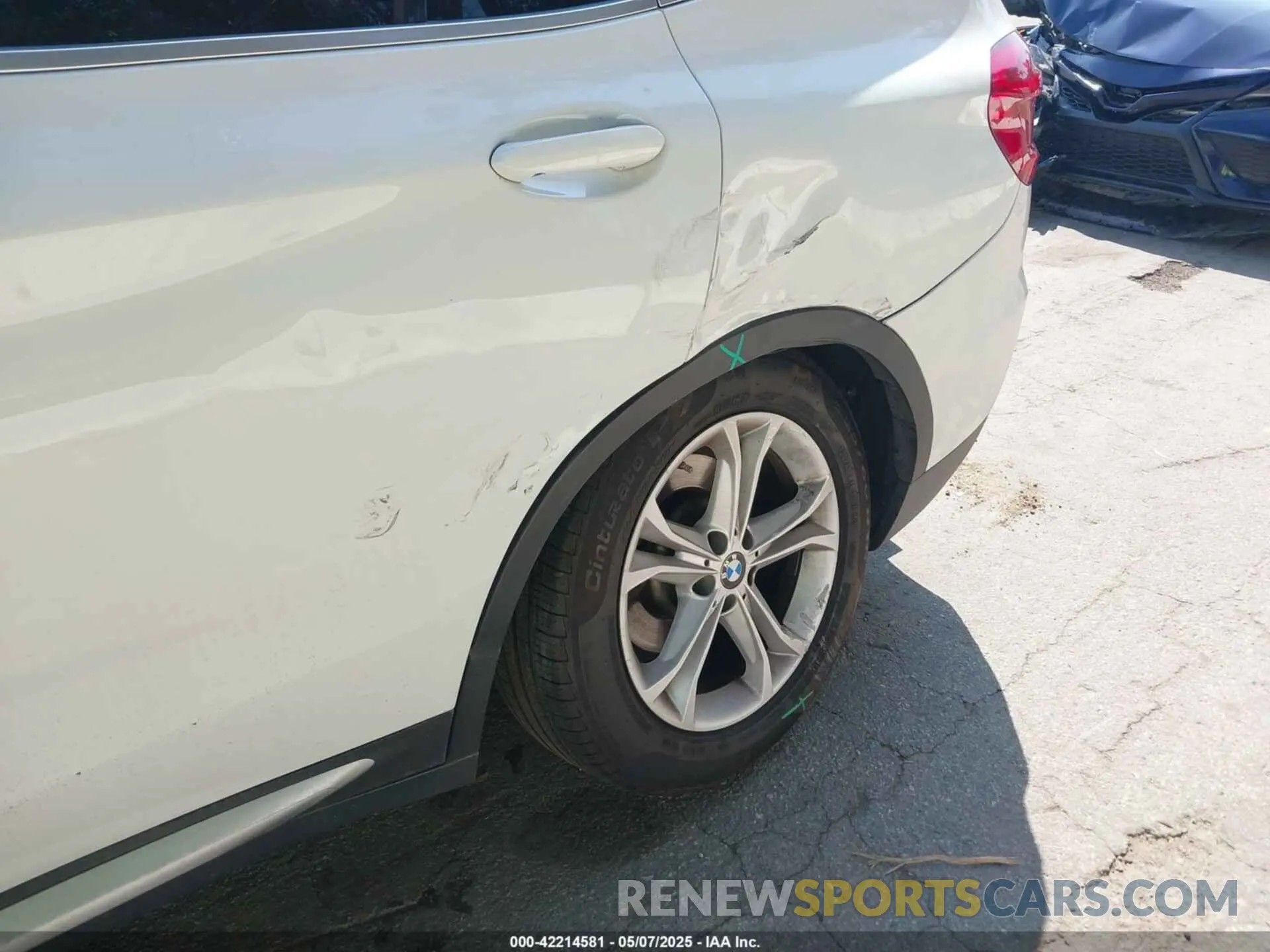 18 Photograph of a damaged car 5UXTY3C00M9D91818 BMW X3 2021