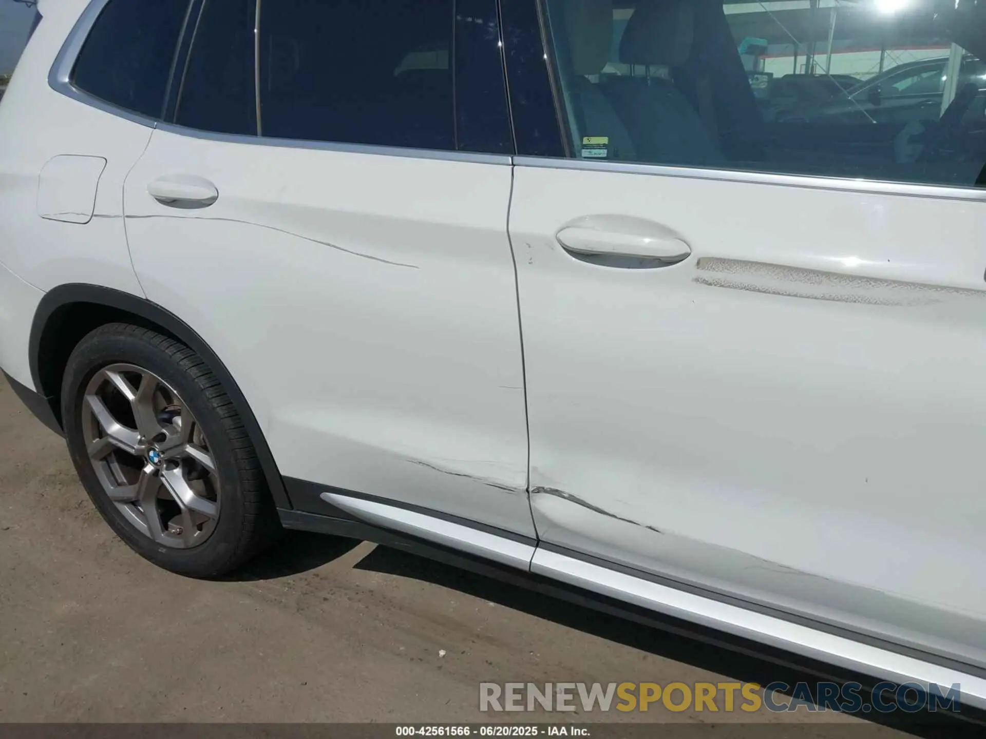 17 Photograph of a damaged car 5UXTY3C00M9G50081 BMW X3 2021