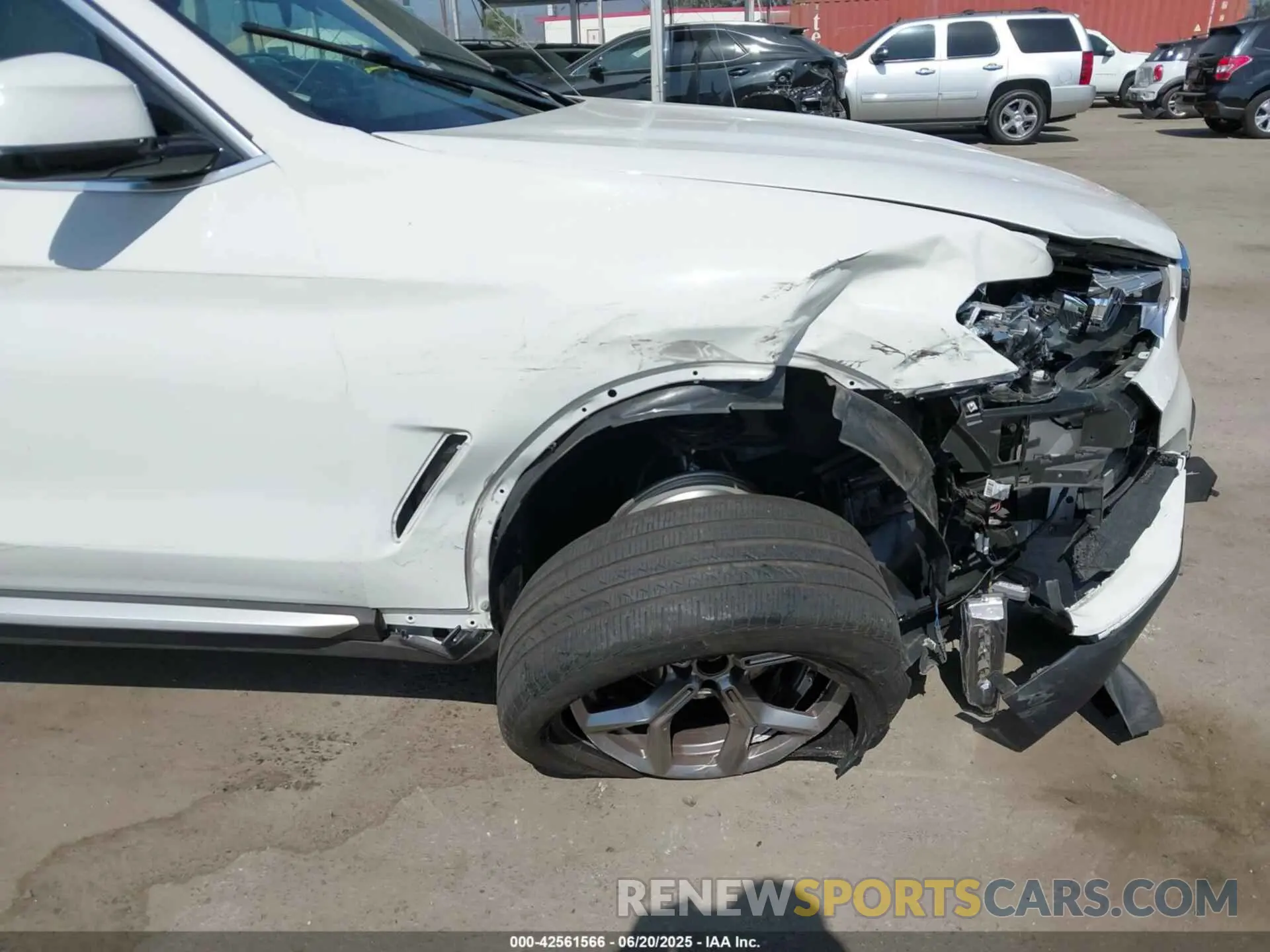 18 Photograph of a damaged car 5UXTY3C00M9G50081 BMW X3 2021