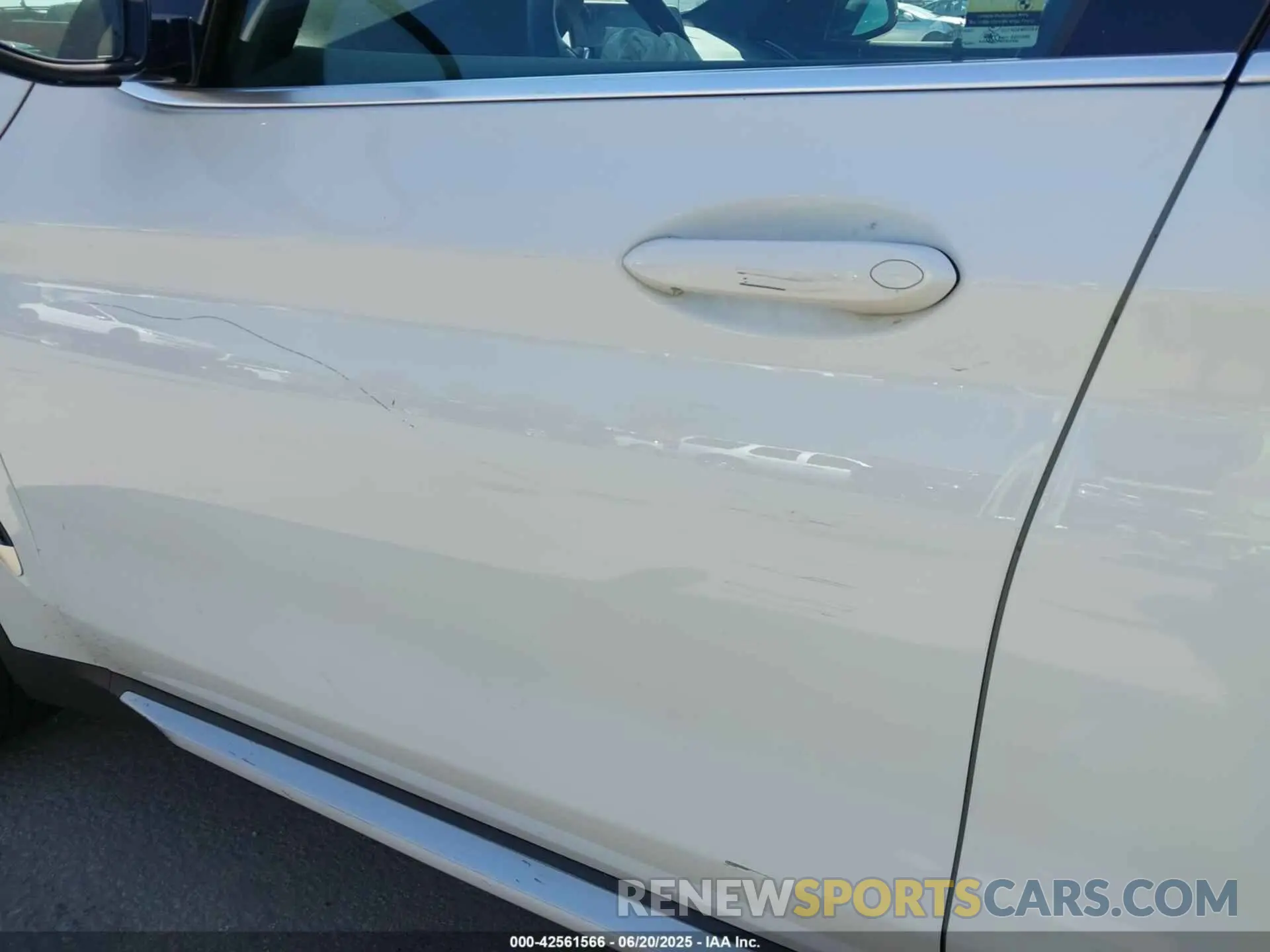 19 Photograph of a damaged car 5UXTY3C00M9G50081 BMW X3 2021