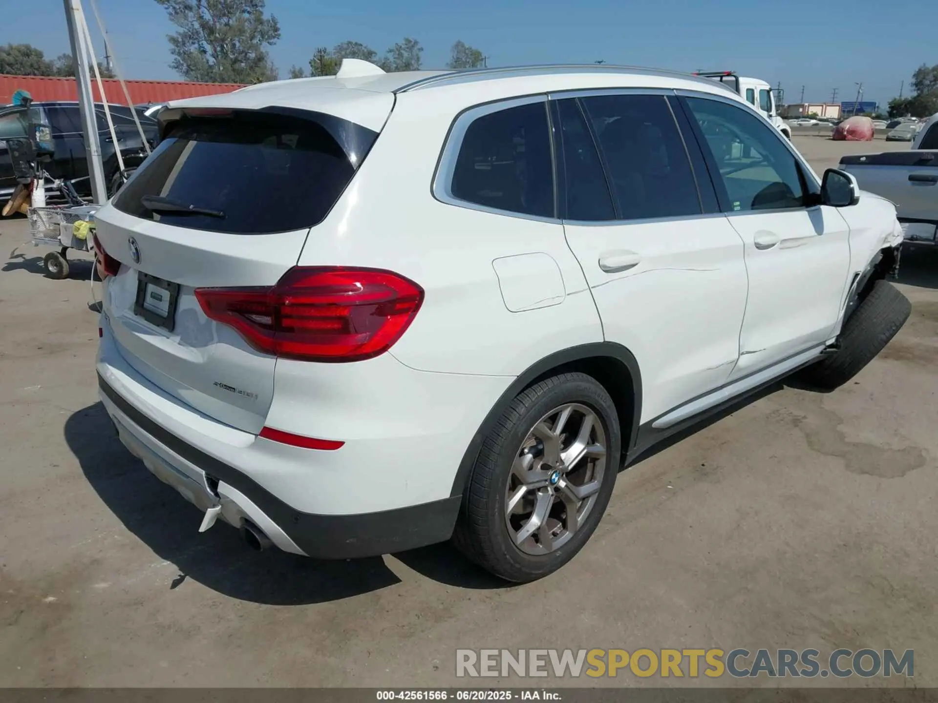4 Photograph of a damaged car 5UXTY3C00M9G50081 BMW X3 2021