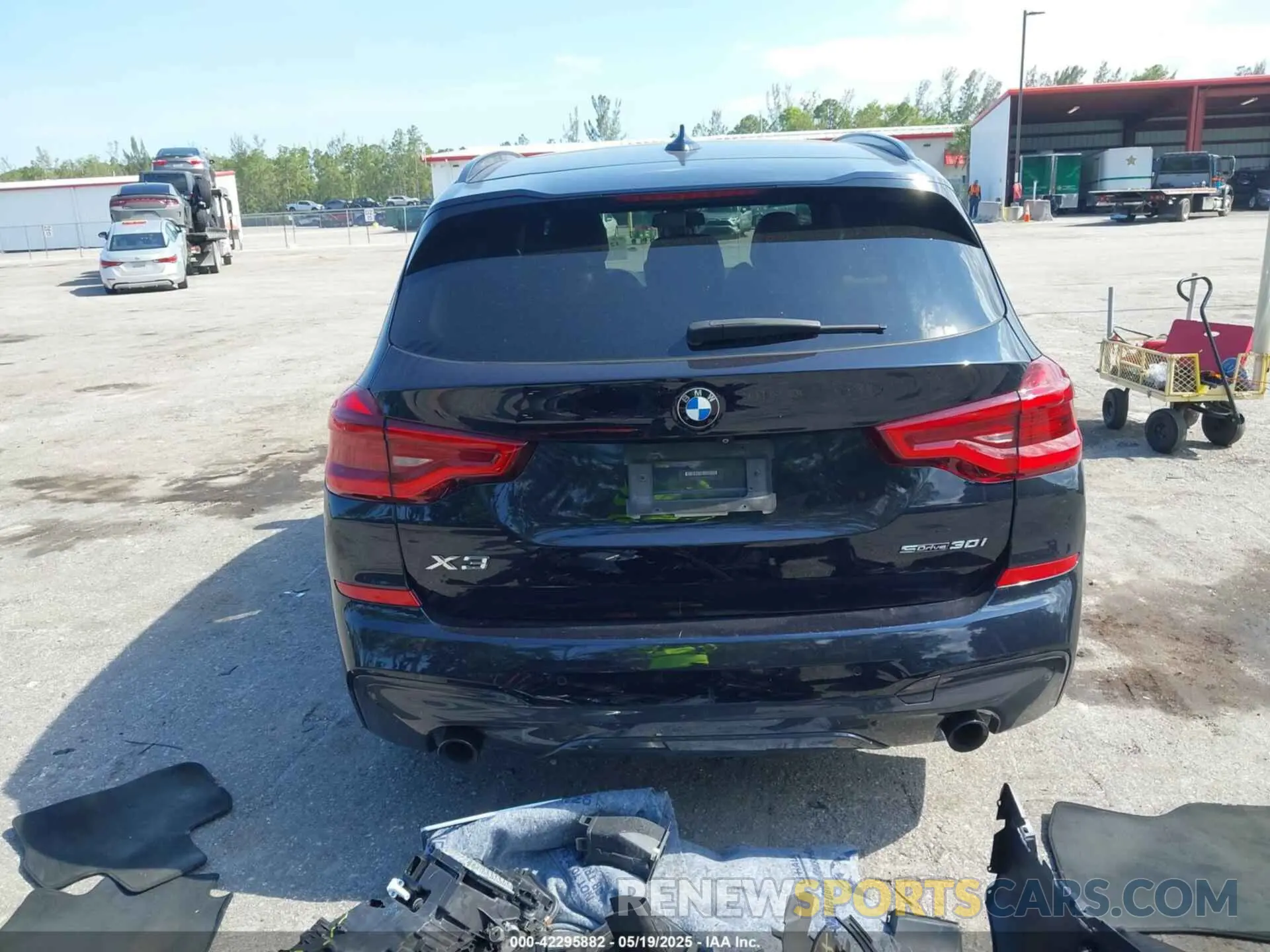 17 Photograph of a damaged car 5UXTY3C00M9G70296 BMW X3 2021