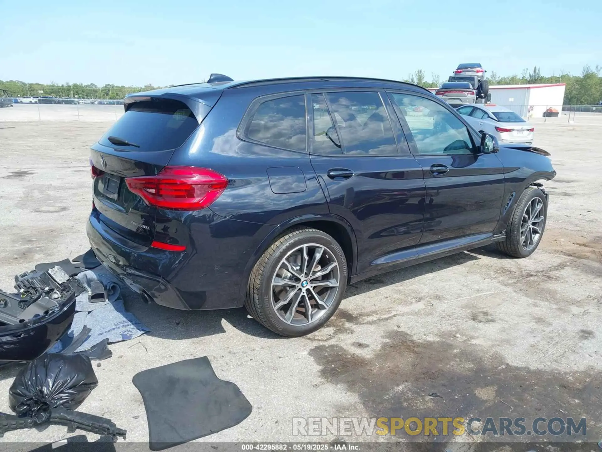 4 Photograph of a damaged car 5UXTY3C00M9G70296 BMW X3 2021