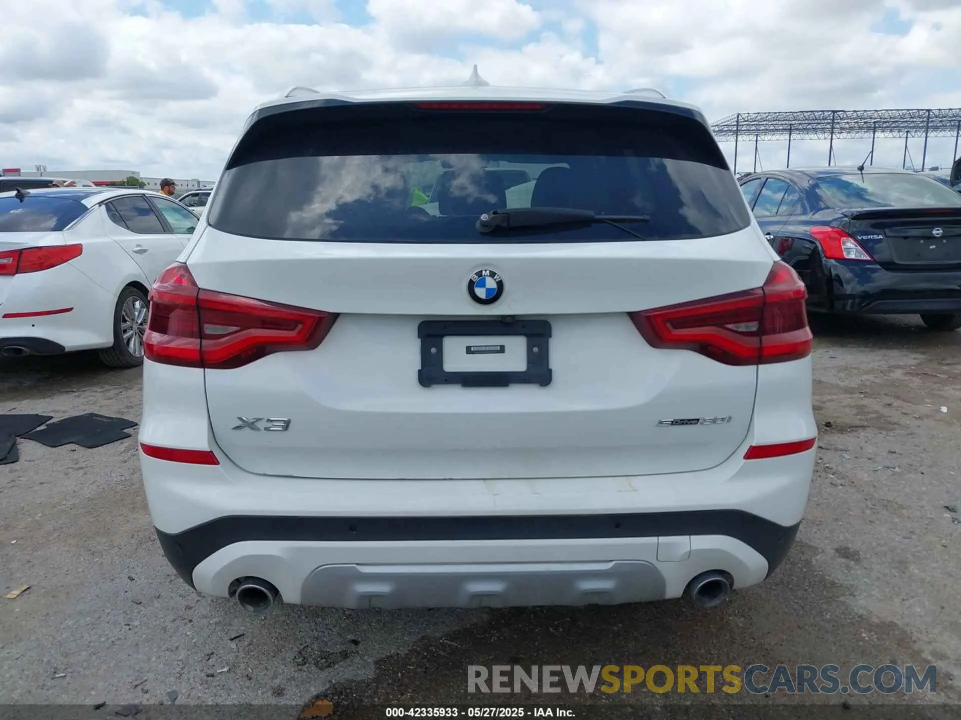 17 Photograph of a damaged car 5UXTY3C00M9H61004 BMW X3 2021